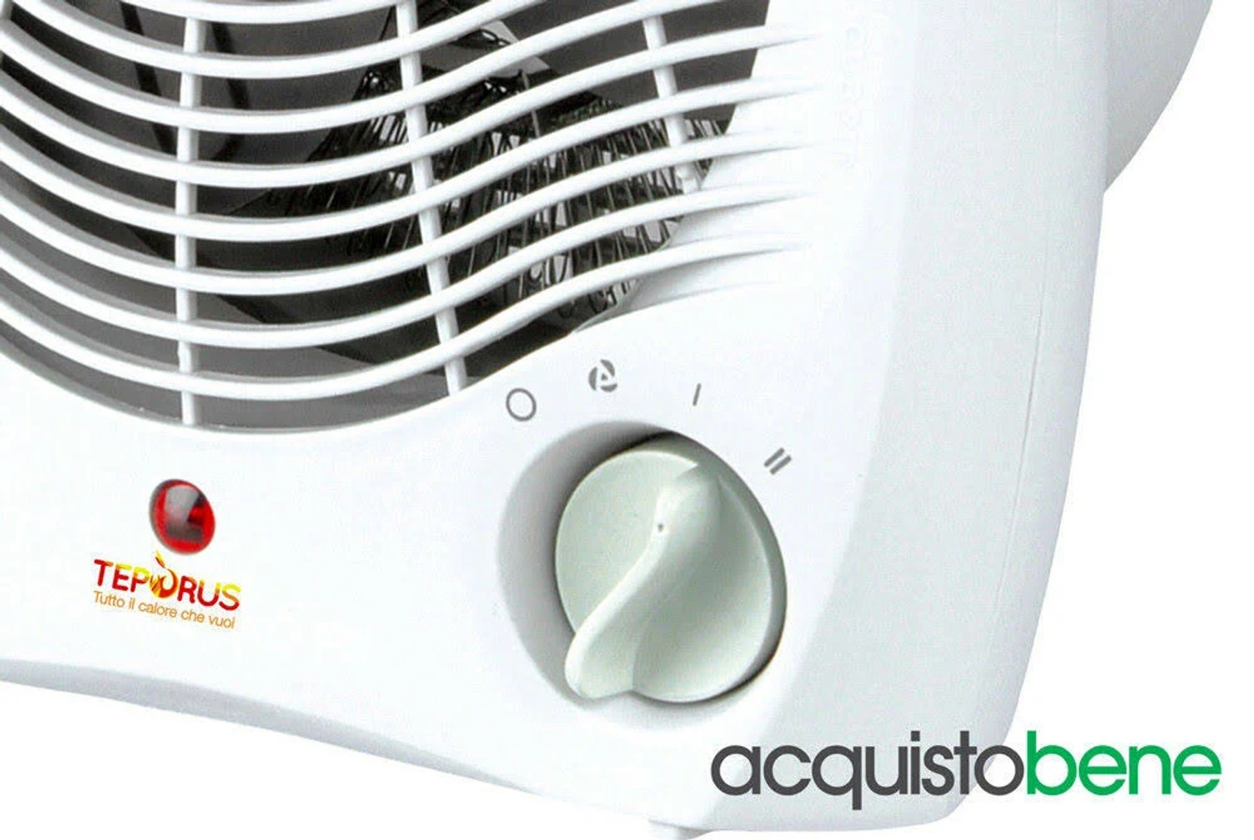 Primo piano di un termoventilatore bianco con una manopola di controllo e una spia rossa.