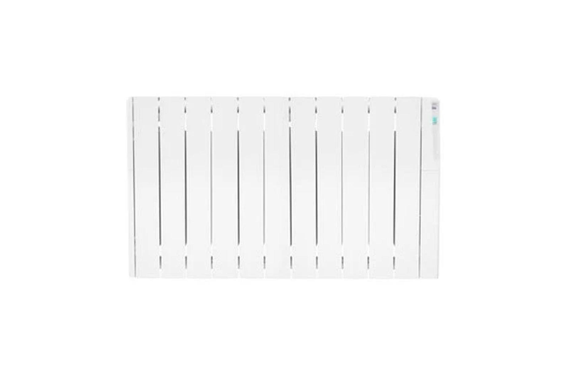 Radiador eléctrico blanco con barras verticales sobre fondo blanco. Diseño minimalista.