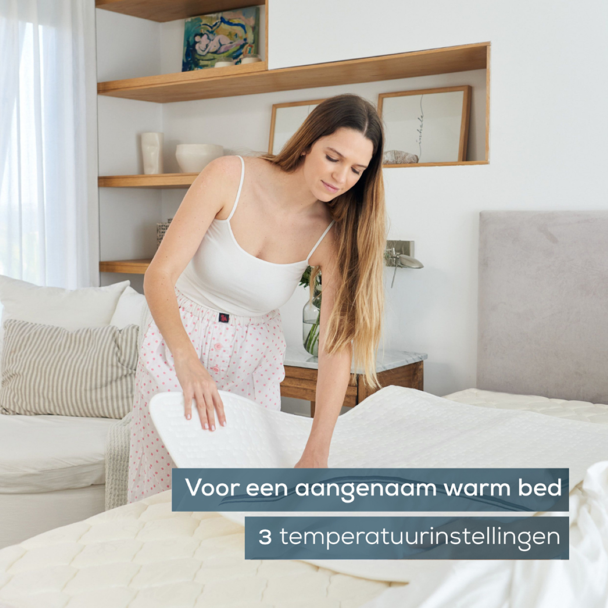 Frau macht Bett. Text: Für ein warmes Bett, 3 Temperatureinstellungen.