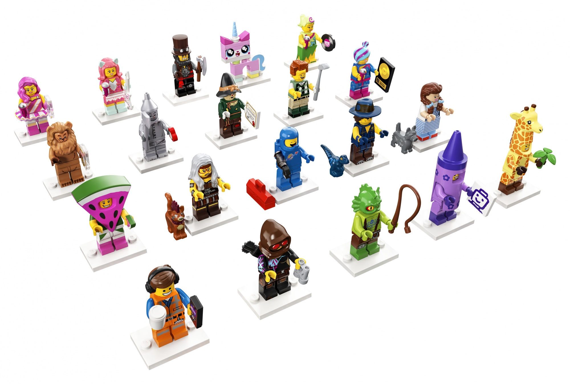 Miniatur-Lego-Figuren stehen auf weißen Ständern. Es gibt viele verschiedene Charaktere von Lego.