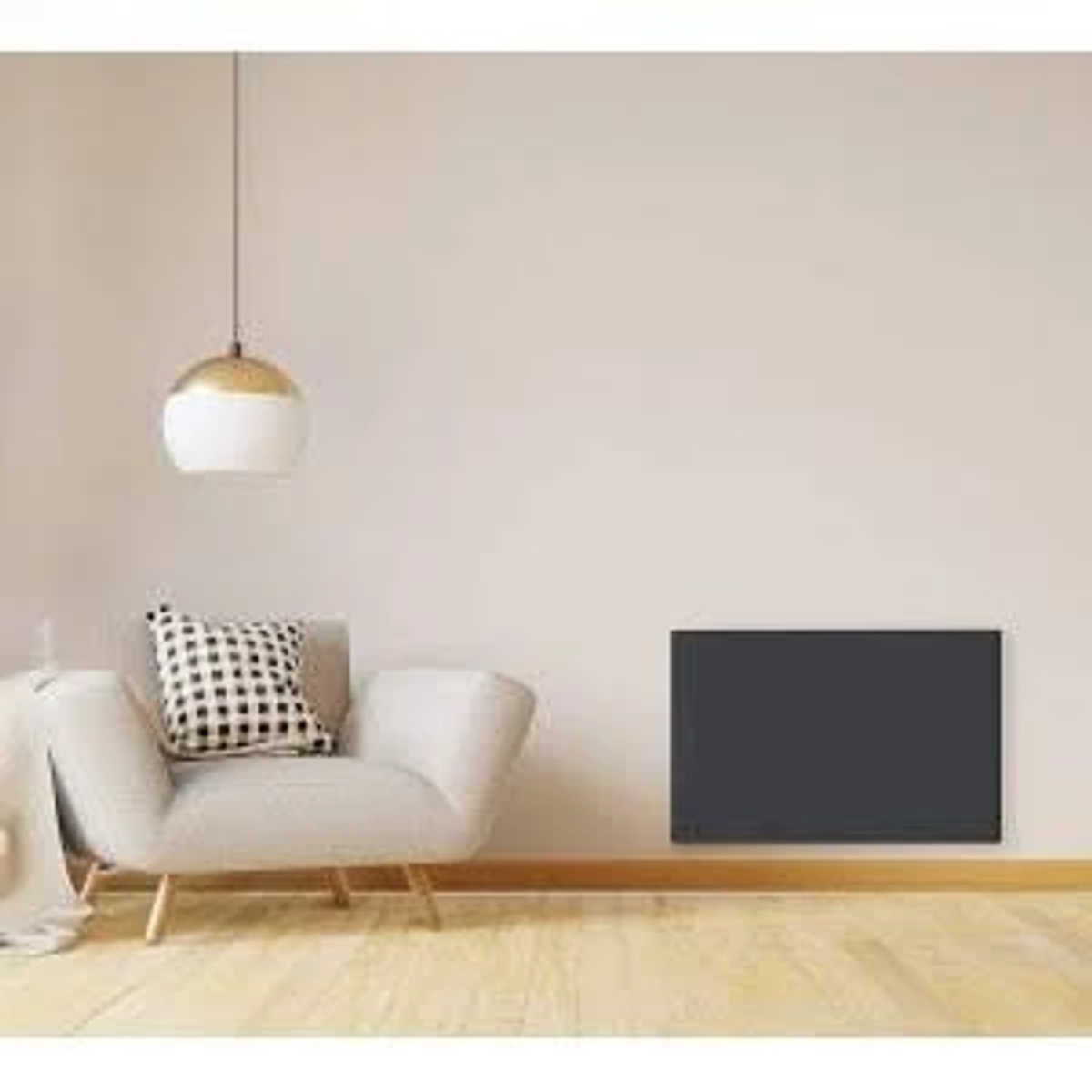 Salón moderno. Paredes beige, suelo de madera, silla blanca, calefactor oscuro en la pared.