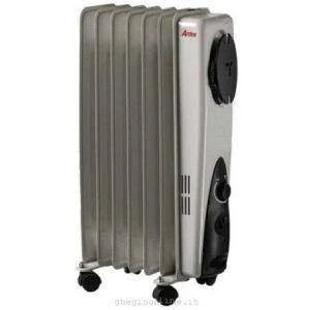 Srebrny grzejnik olejowy z czarnymi elementami sterującymi na białym tle.