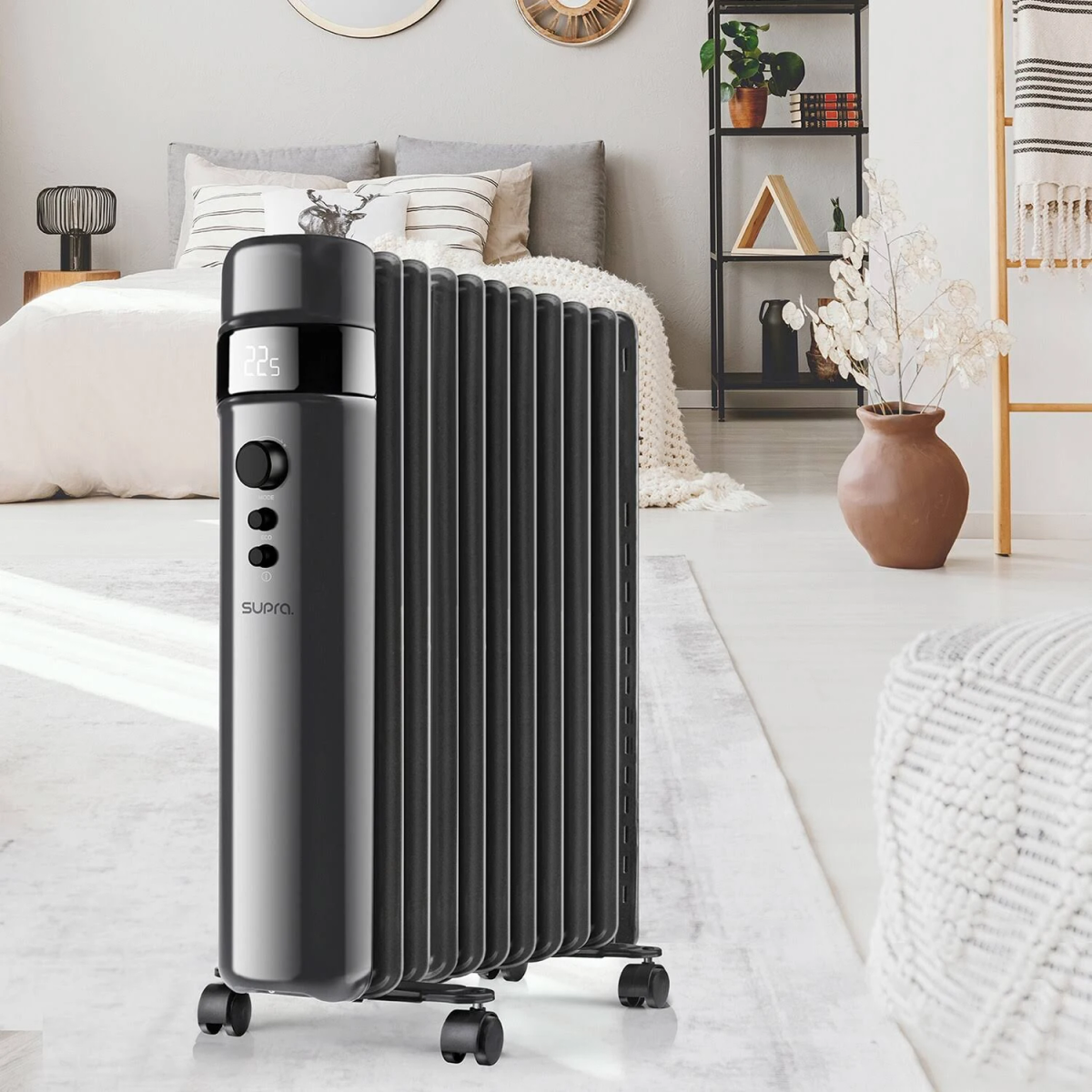 Czarny grzejnik elektryczny na kółkach, z wyświetlaczem cyfrowym, w sypialni.