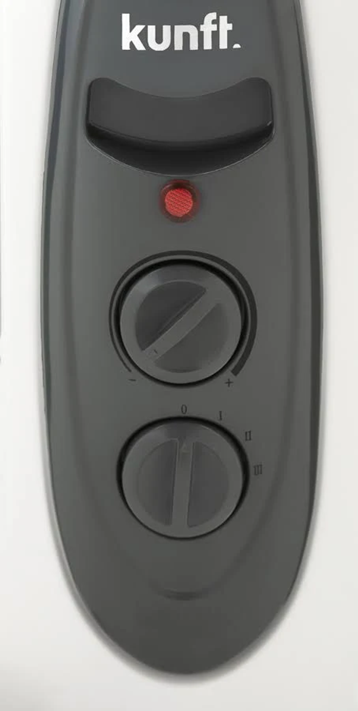 Primer plano de un panel de control de calefacción con perillas y una luz roja de encendido.