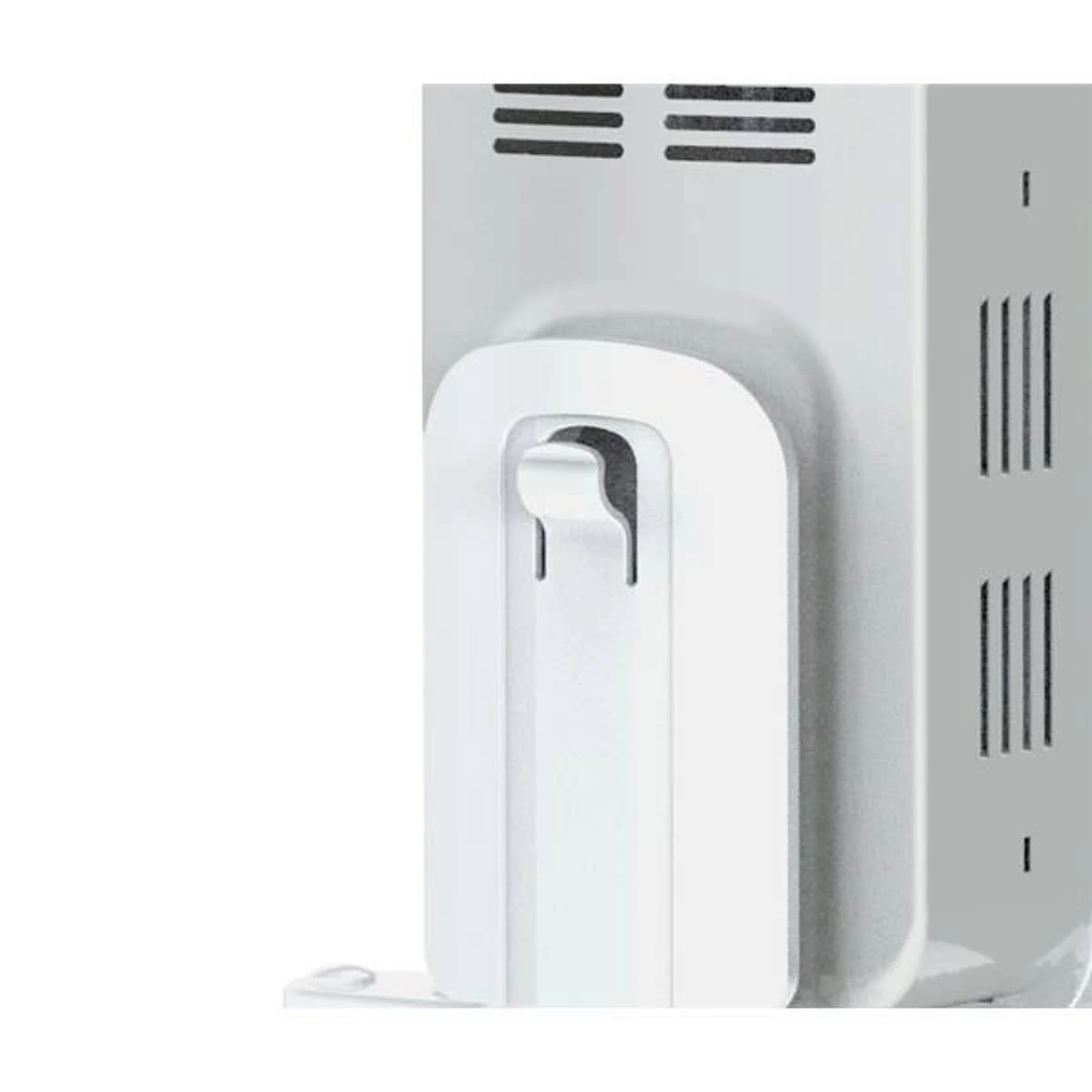 Białe urządzenie z zakrzywionym uchwytem i szczelinami wentylacyjnymi.