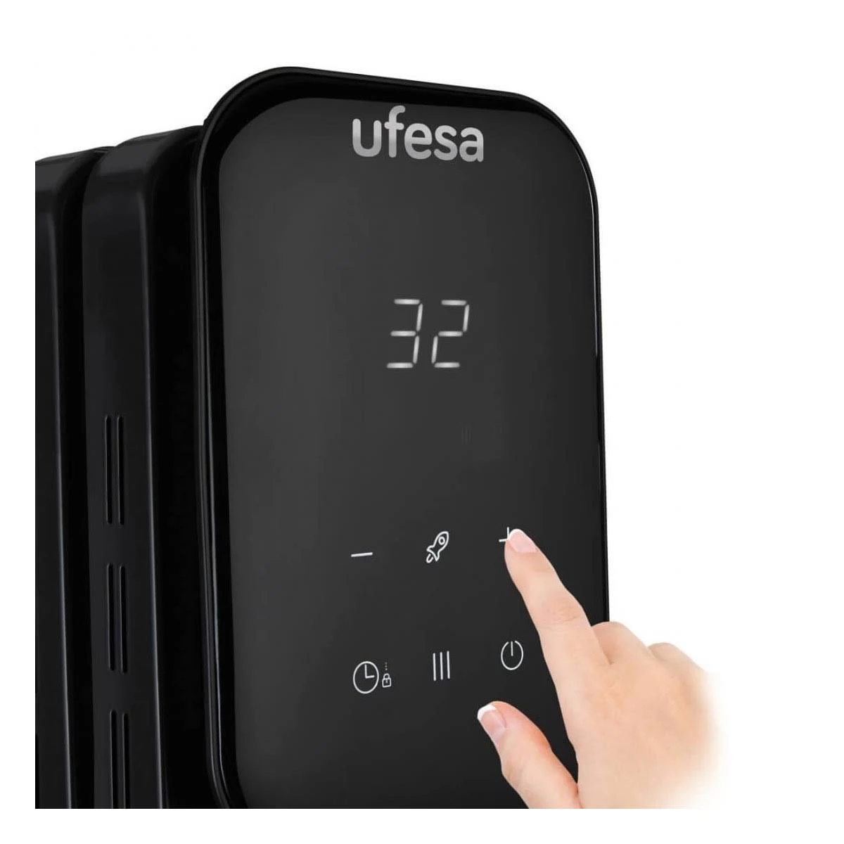 Ein schwarzer Ufesa-Heizlüfter mit digitaler Anzeige. Ein Finger berührt die Plus-Taste auf der rechten Seite.