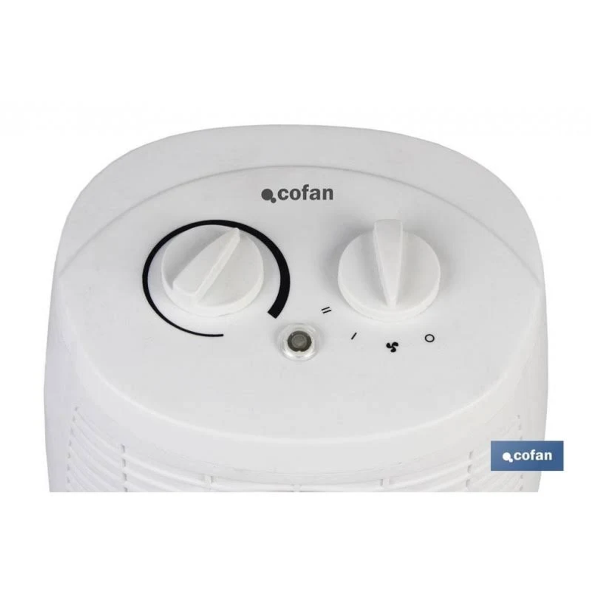 Primer plano del panel de control blanco de un ventilador pequeño con dos perillas.