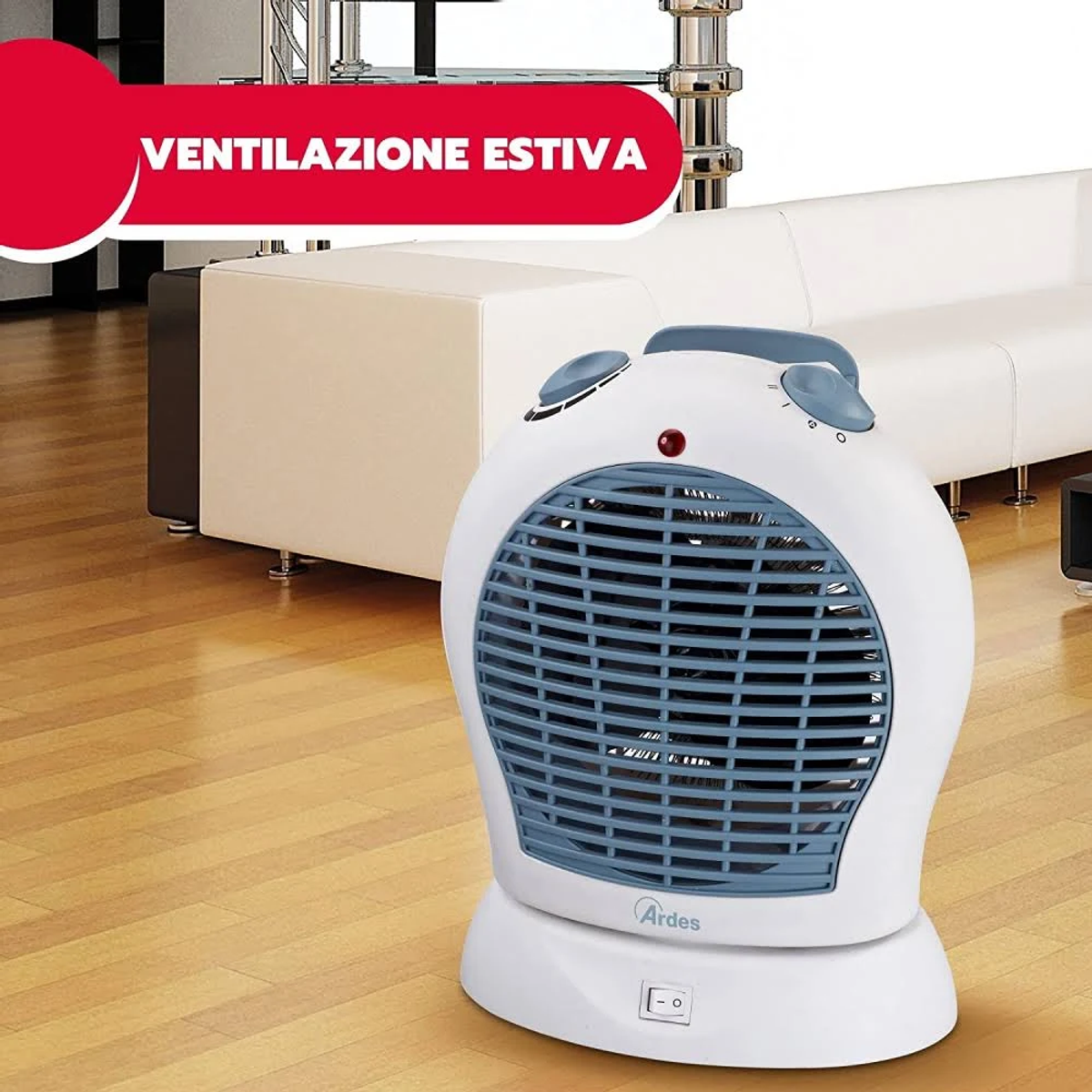 Biało-niebieski wentylator na drewnianej podłodze. W tle biała sofa.