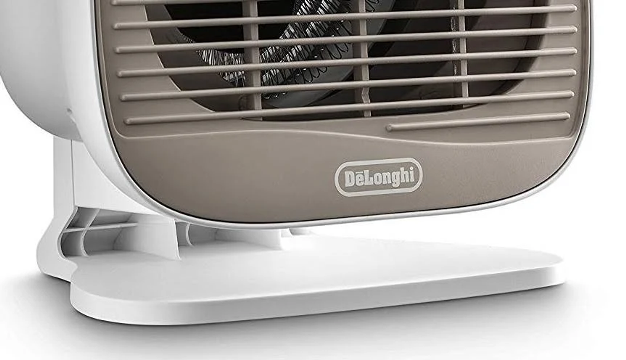 Elektryczny grzejnik wentylatorowy DeLonghi. Wentylator jest beżowo-biały, z białą podstawą, na białym tle.