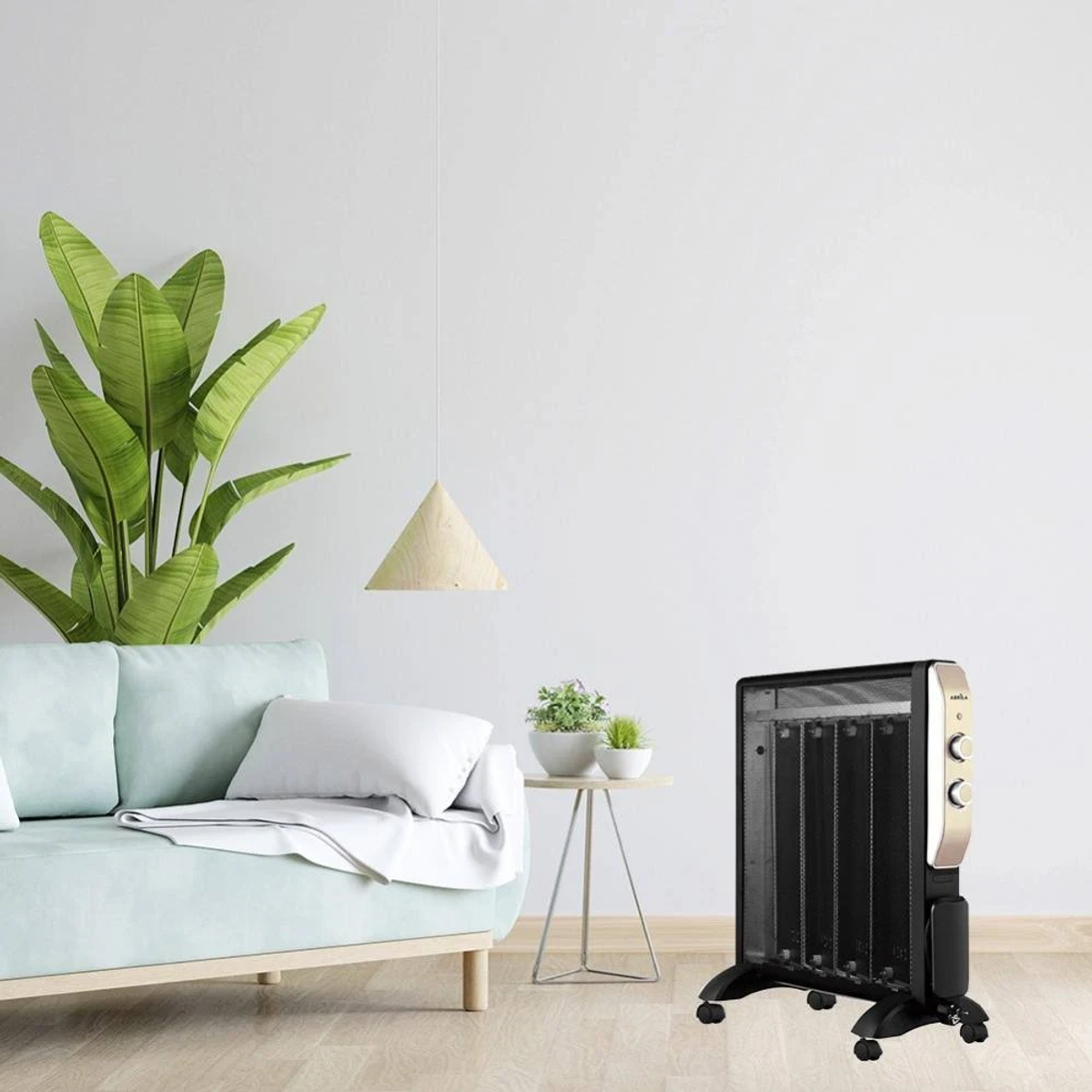 Una sala de estar con una pared blanca. Hay un sofá, una planta y un calentador en la habitación. Una lámpara cuelga del techo.