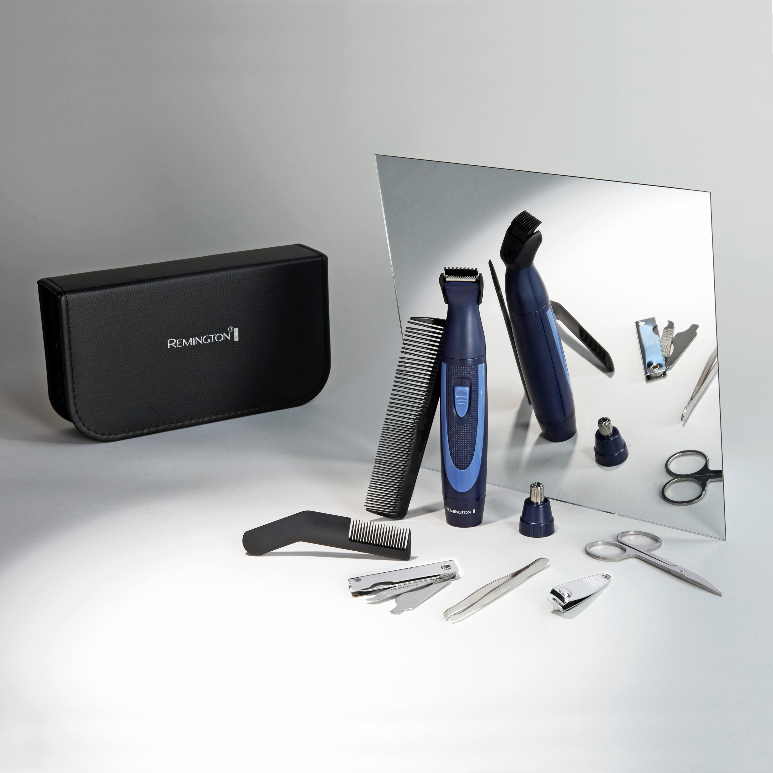 Trousse de toilette avec miroir. Comprend tondeuse, peigne, ciseaux et coupe-ongles. Étui noir Remington.