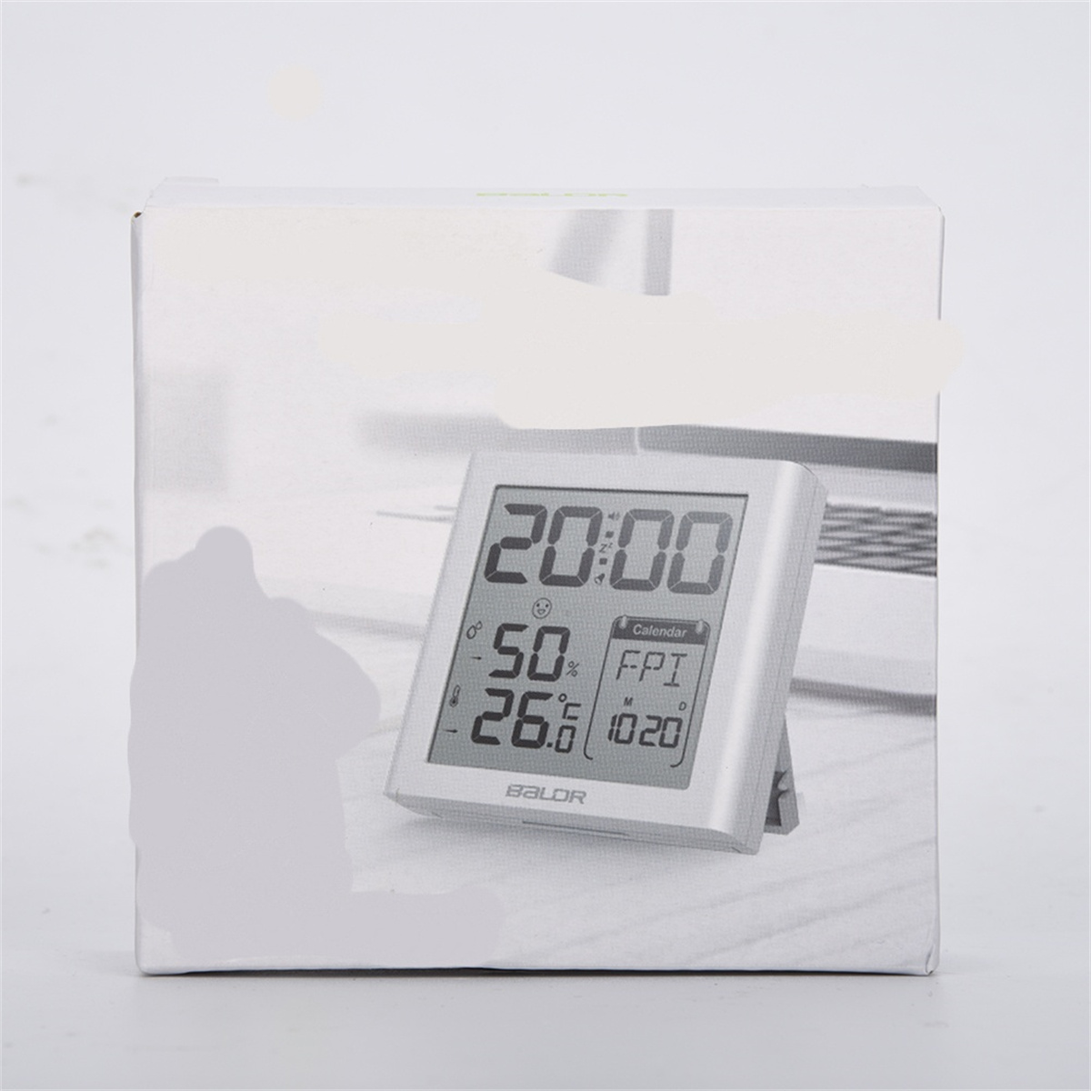 Eine Digitaluhr zeigt 20:00 Uhr mit Temperatur- und Kalenderdetails auf einer weißen Oberfläche.