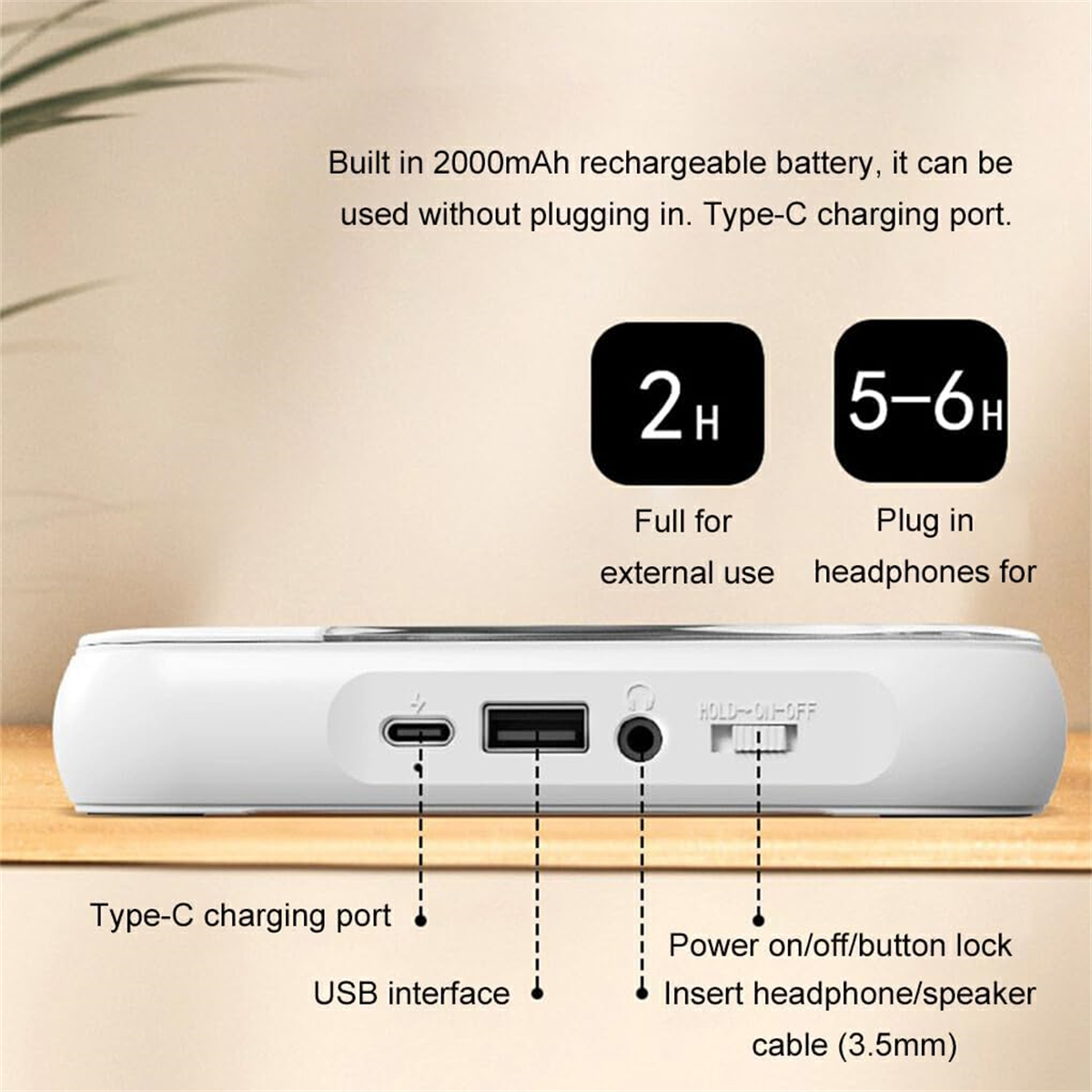 Ein weißes Gerät mit USB, Kopfhöreranschluss und Ladeanschluss. Es gibt auch Knöpfe.