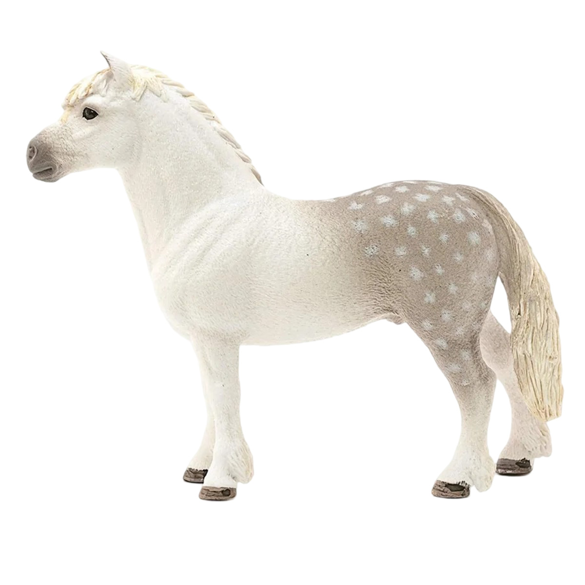 Biały zabawkowy koń z szarymi plamami, widok z boku na białym tle.