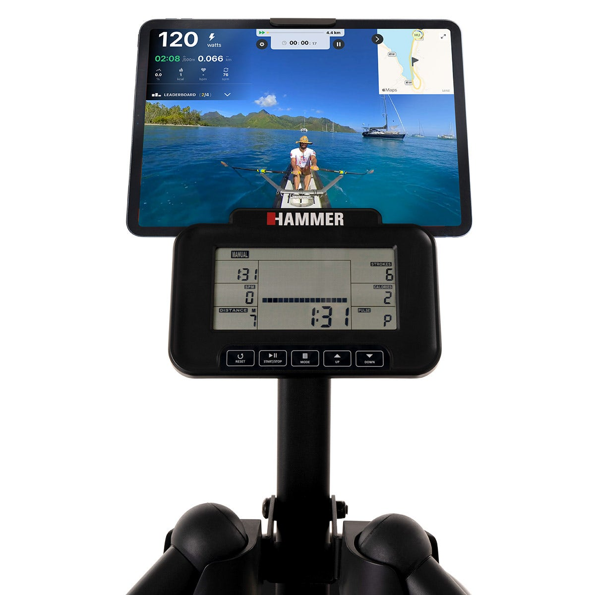 Tablet mit Rudermaschinen-Datendisplay. Person rudert auf dem Bildschirm. Anzeige zeigt Zeit, Distanz usw.