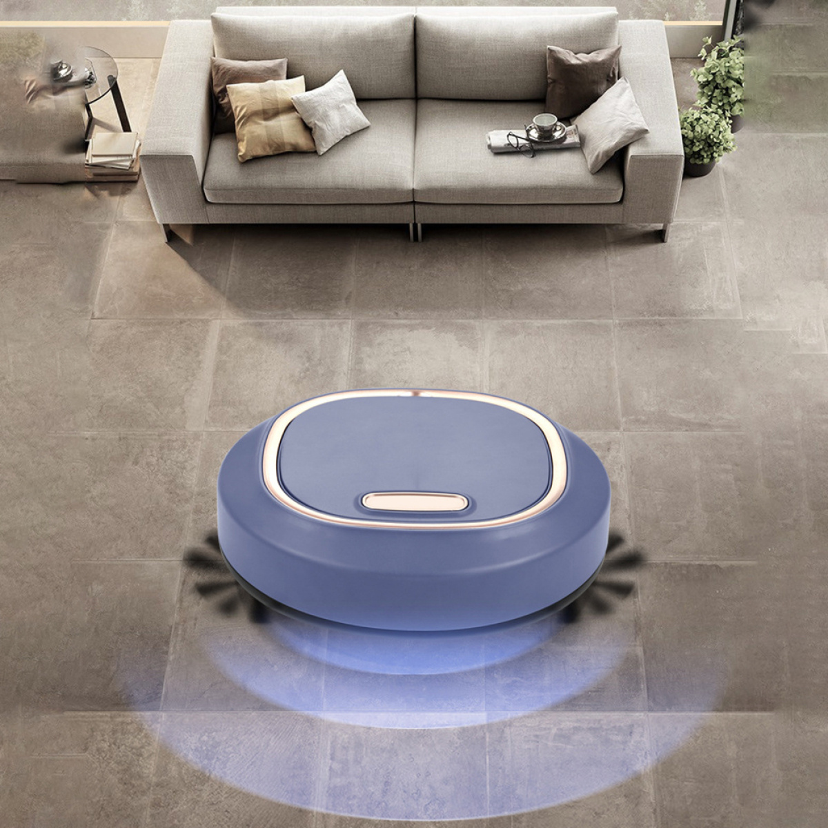 Ein blauer Roboter-Staubsauger auf einem Fliesenboden. Ein Sofa ist im Hintergrund.