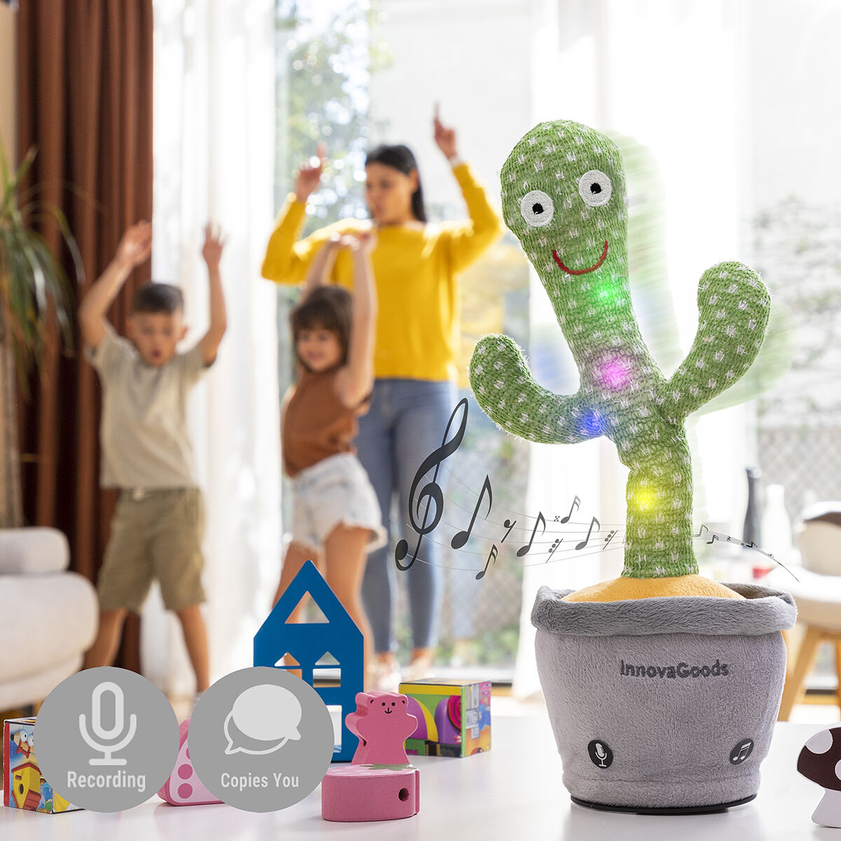 Un giocattolo cactus danzante con bambini e una donna sullo sfondo, con note musicali e fumetti.