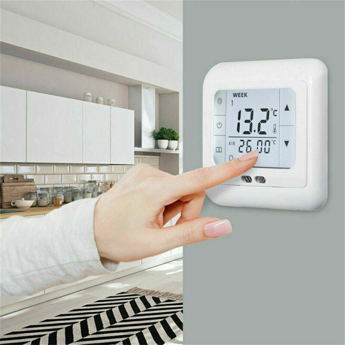 Eine Hand berührt ein weißes Thermostat mit Temperatur- und Zeitanzeige.