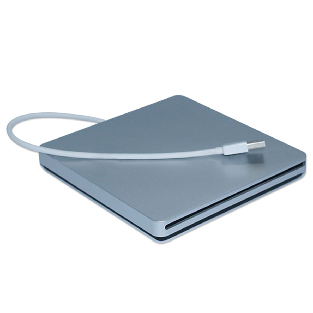 Ein silbernes, quadratisches externes CD/DVD-Laufwerk mit weißem Kabel liegt auf weißer Oberfläche. Das Laufwerk hat einen Schlitz.