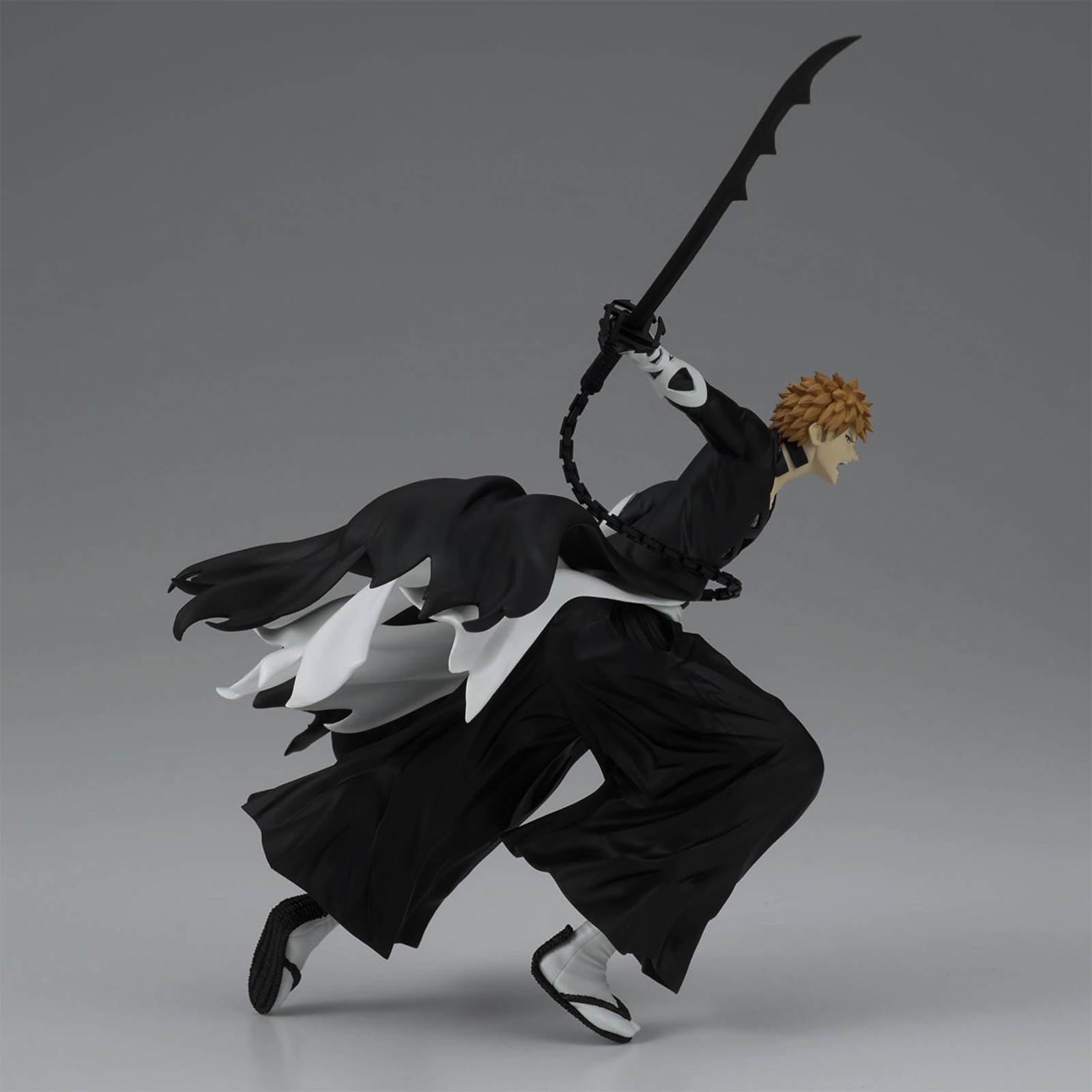 Anime-Figur in schwarzem Outfit mit Schwert. Orangefarbenes Haar, dynamische Pose. Grauer Hintergrund.