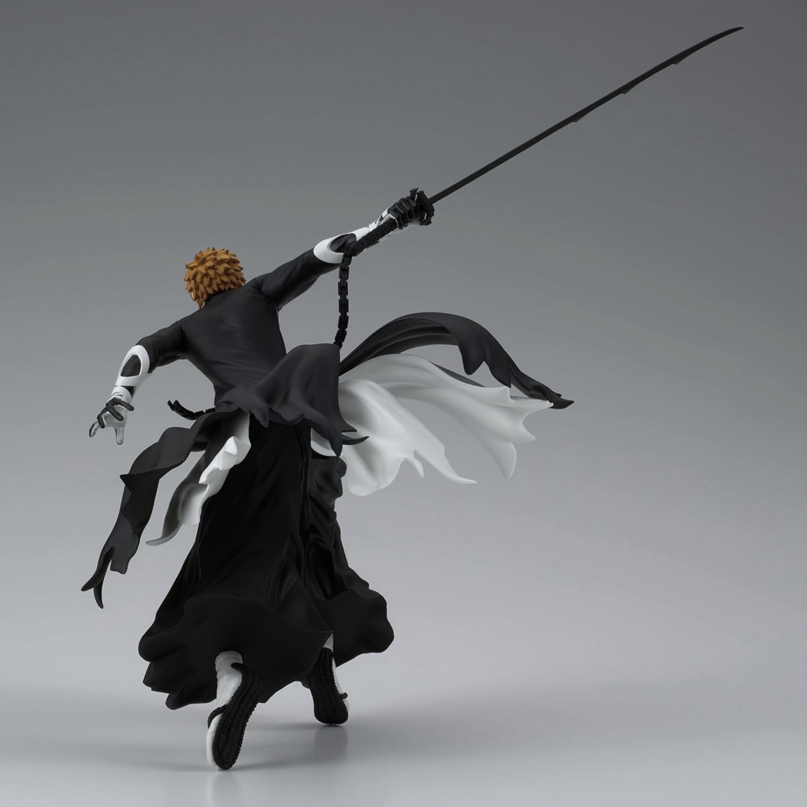 Animefigur eines Mannes in Schwarz, der ein Schwert hält.