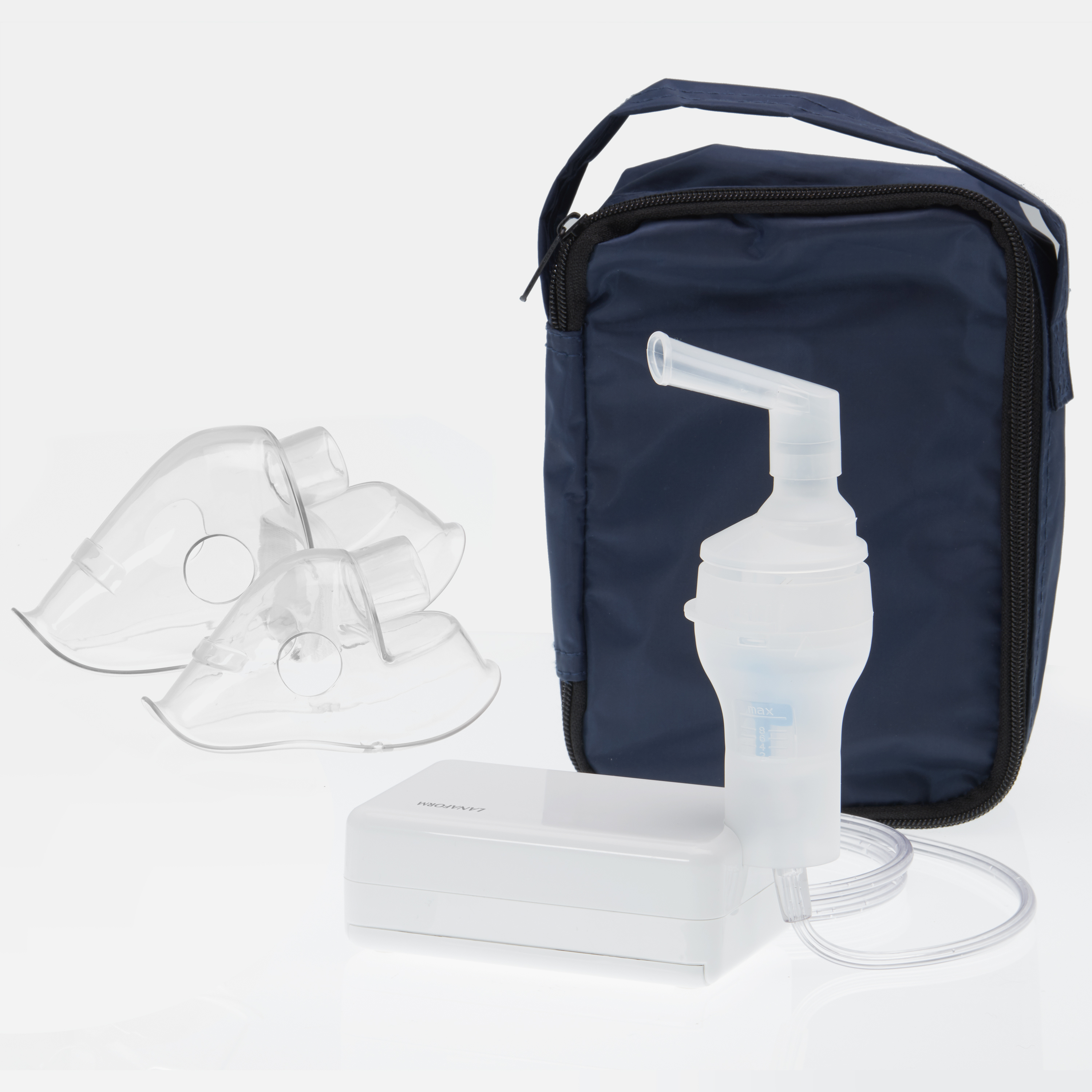 Medizinisches Verneblerset: Maske, Mundstück, Medizinbecher und eine blaue Tasche.