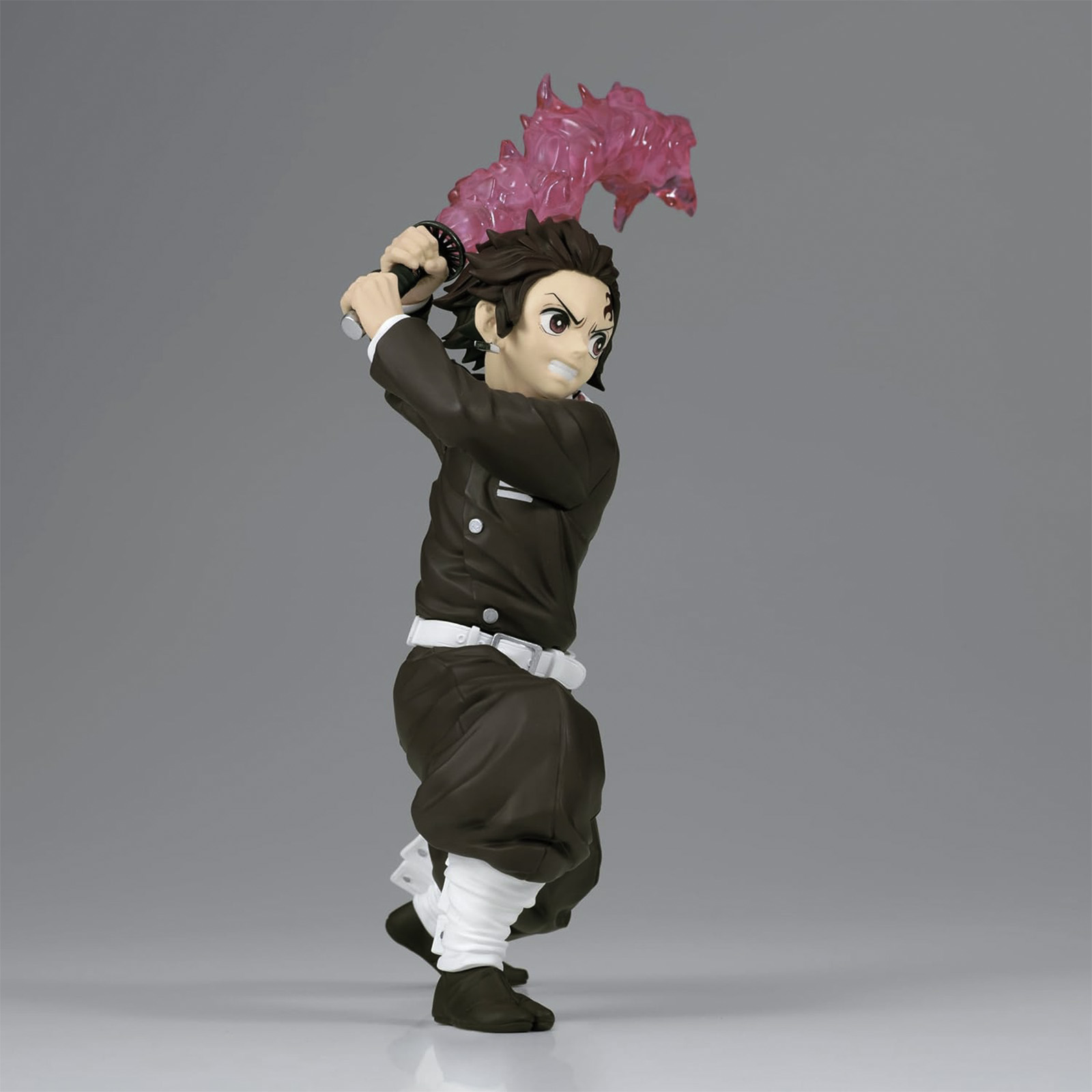 Anime-Figur eines Jungen mit pinkfarbenem Energieschwert, dynamische Pose, grauer Hintergrund.
