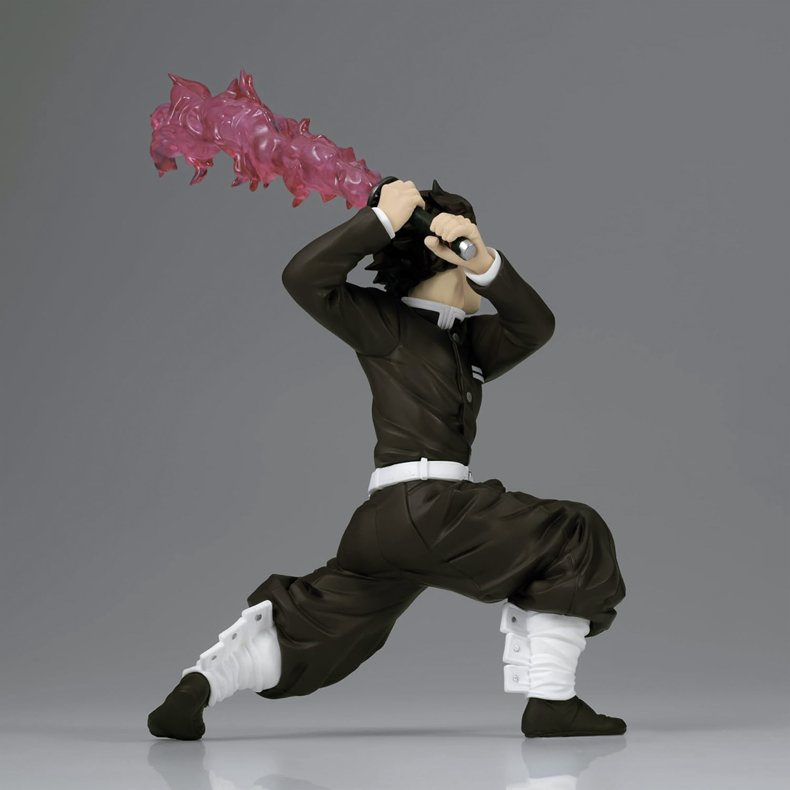 Anime-Figur in brauner Kleidung, hält ein Schwert mit pinkem Energieeffekt in Kampfpose.