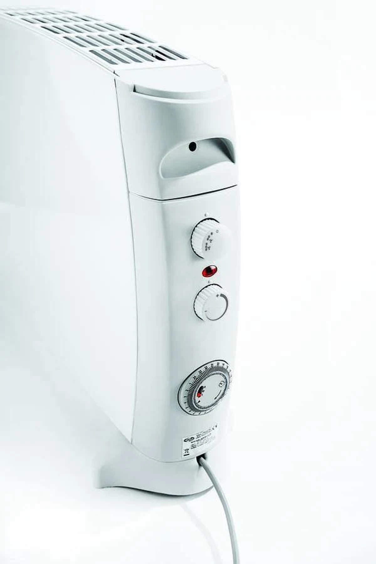 Biały grzejnik elektryczny z pokrętłami i kablem zasilającym. Jest na białym tle.