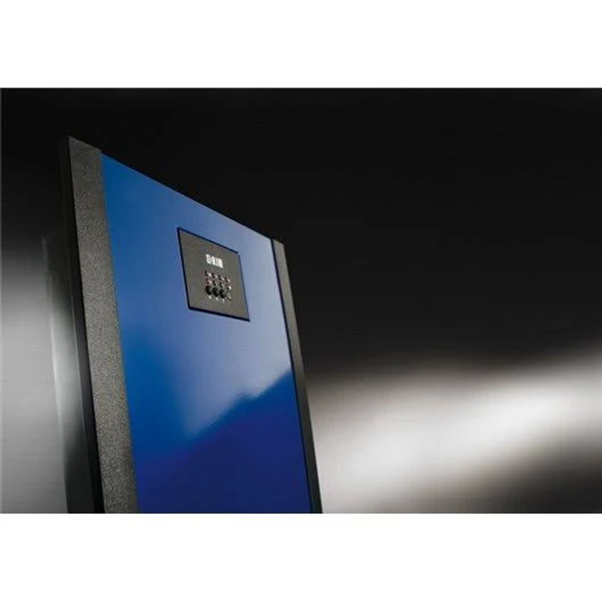Un calefactor de panel azul con marco negro sobre un fondo oscuro, vista en ángulo.