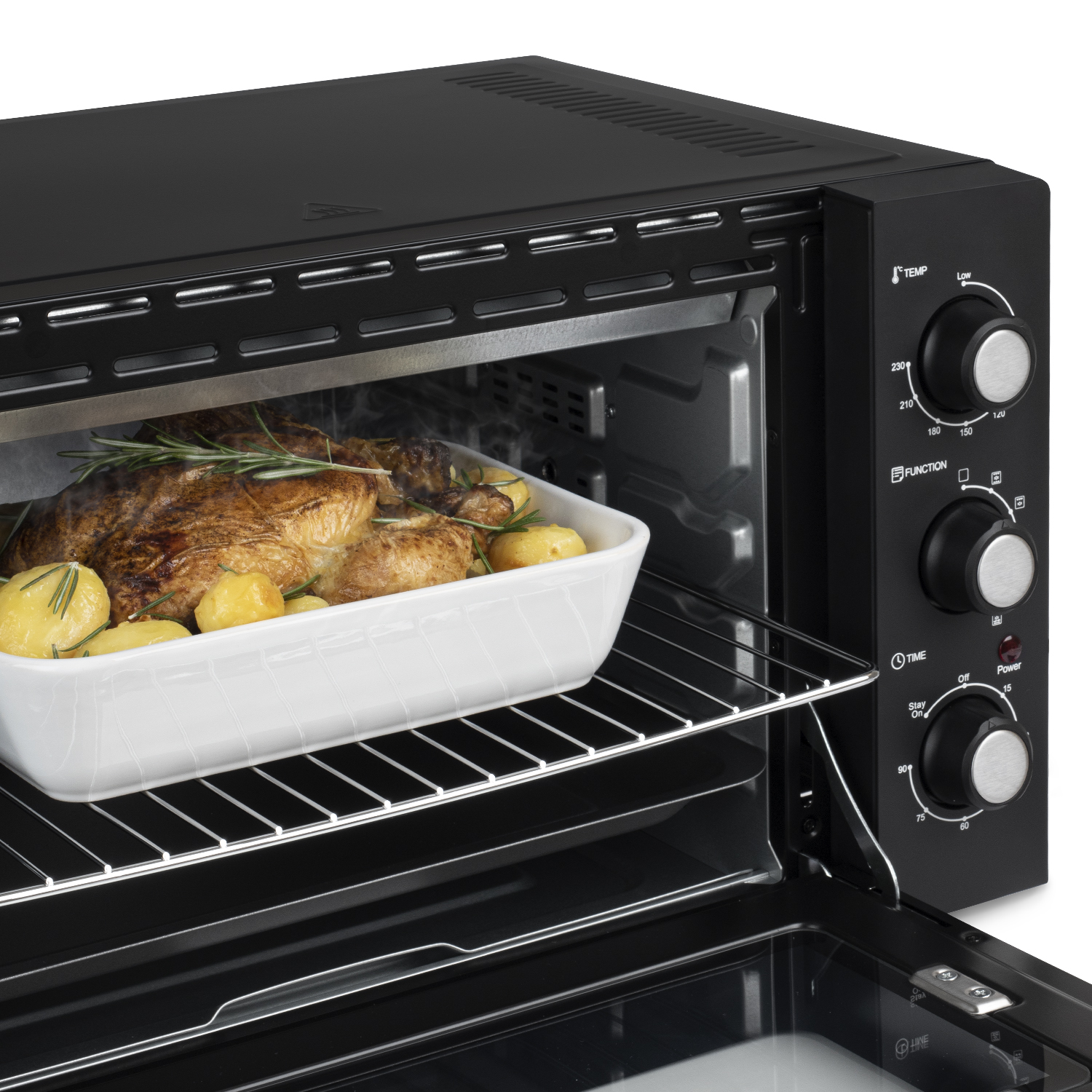 Forno nero con pollo arrosto e patate in un piatto bianco. I comandi sono sul lato destro.