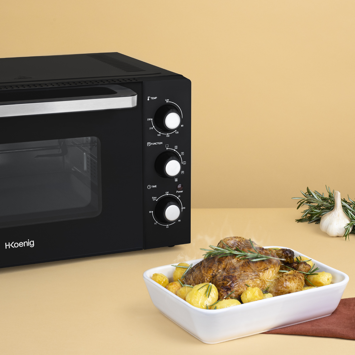 Forno nero con pollo arrosto, patate, rosmarino e uno spicchio d'aglio.