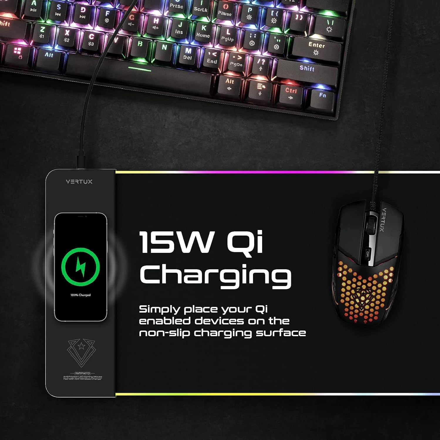 Un teclado, un ratón y una plataforma de carga. La plataforma dice 15W Qi charging. El teléfono se está cargando.