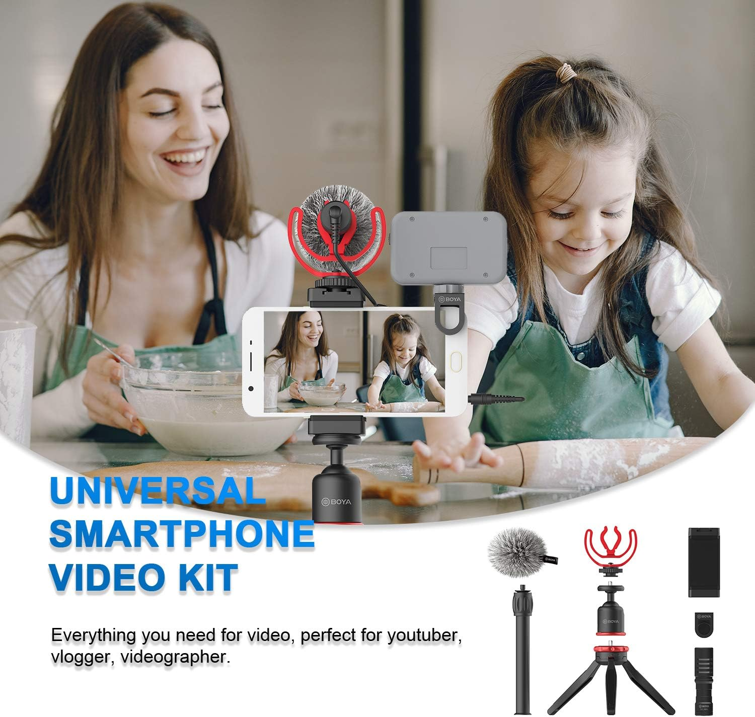 Due donne e una bambina in cucina. Un telefono mostra un video di loro.