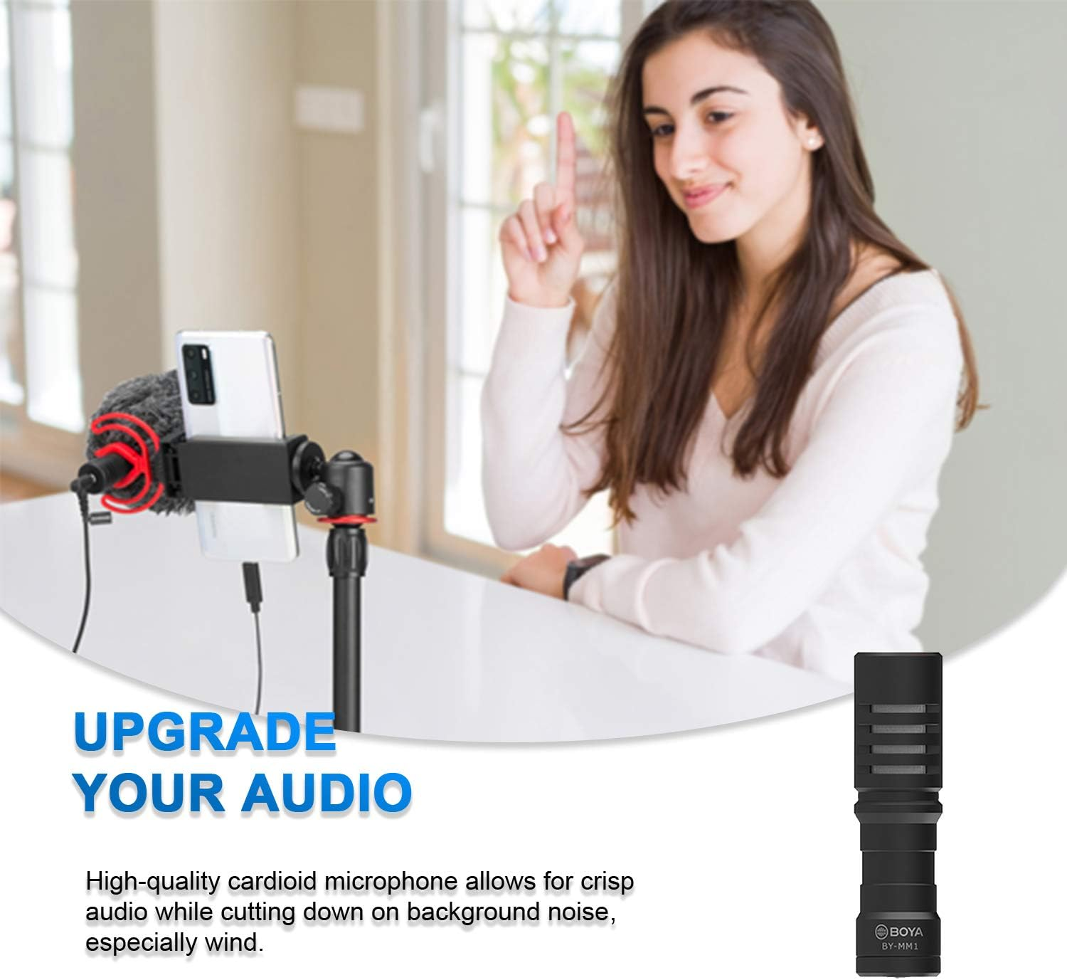 Una donna indica verso l'alto, usando un telefono con un microfono per migliorare la qualità audio.