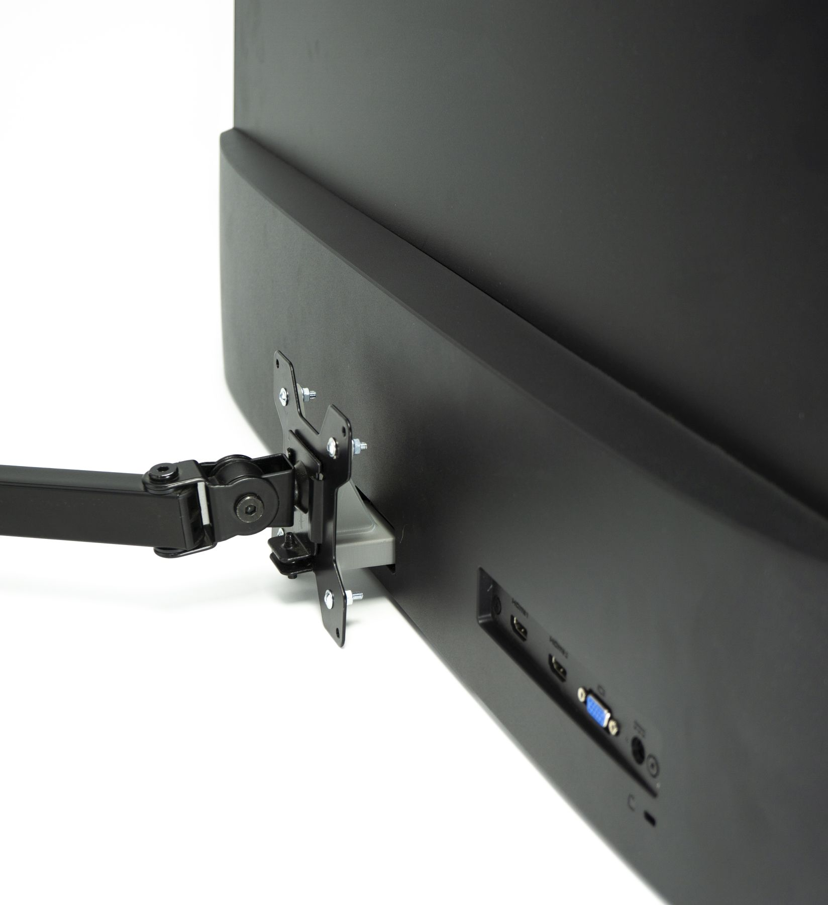 Rückseite des Monitors mit angebrachtem Monitorarm. Zeigt Anschlüsse: HDMI, DisplayPort und Audio.