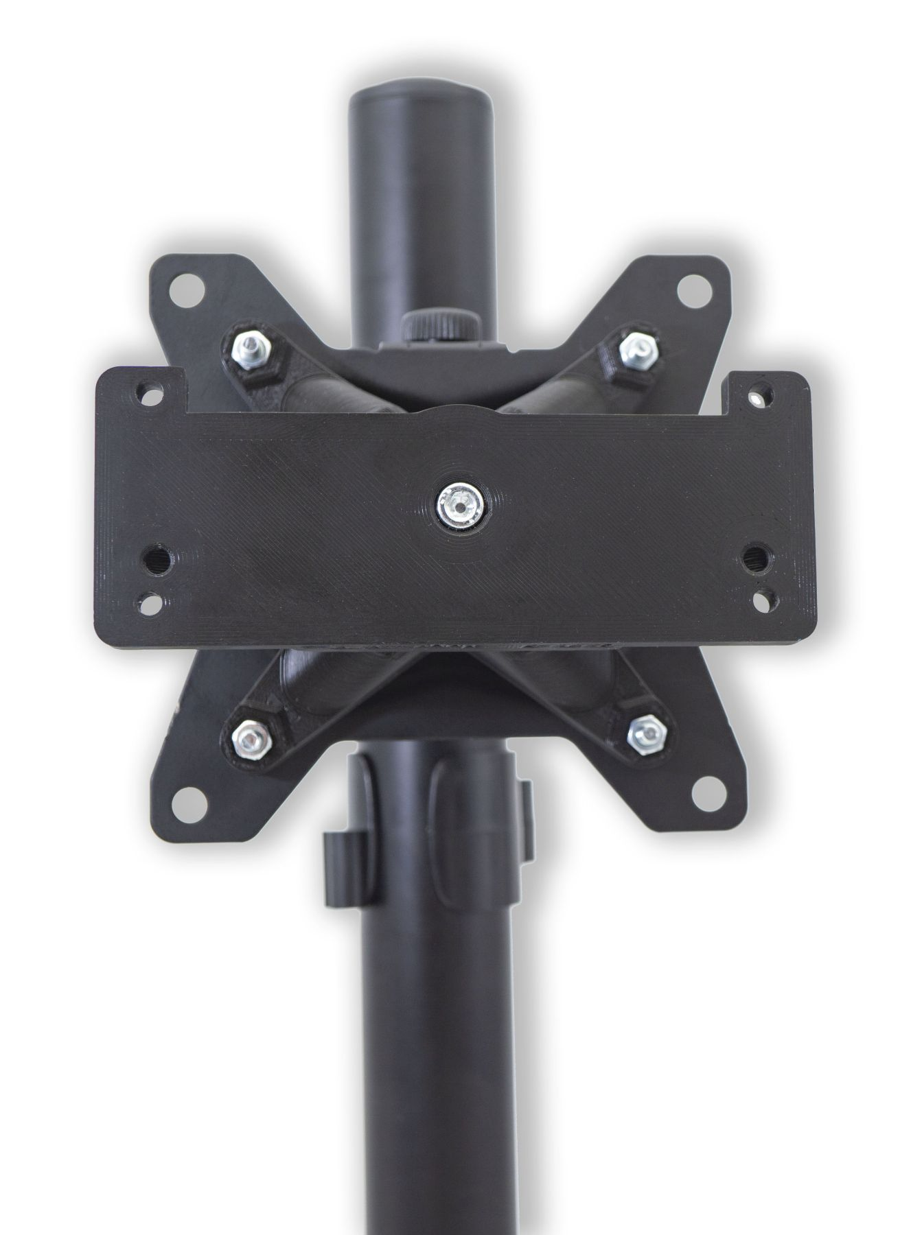 Eine schwarze Monitorhalterung in X-Form, an einer Stange montiert, mit Schrauben.
