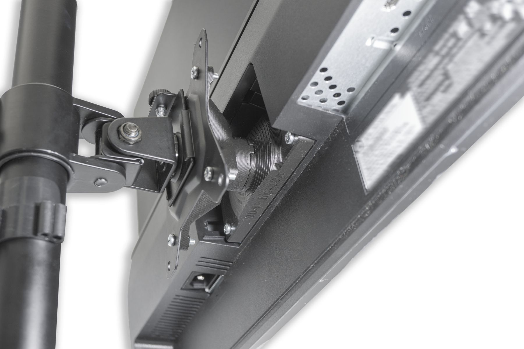 Monitorhalterung, schwarze Farbe. Nahaufnahme zeigt die Rückseite des Monitors mit angebrachter Halterung.