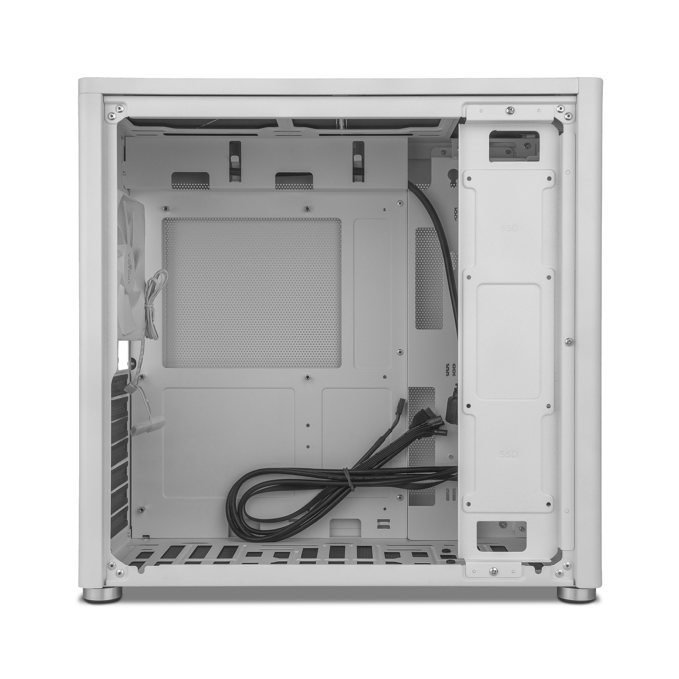 Interior de caja de computadora vacío, mostrando estructura, ventilador y gestión de cables, blanco.