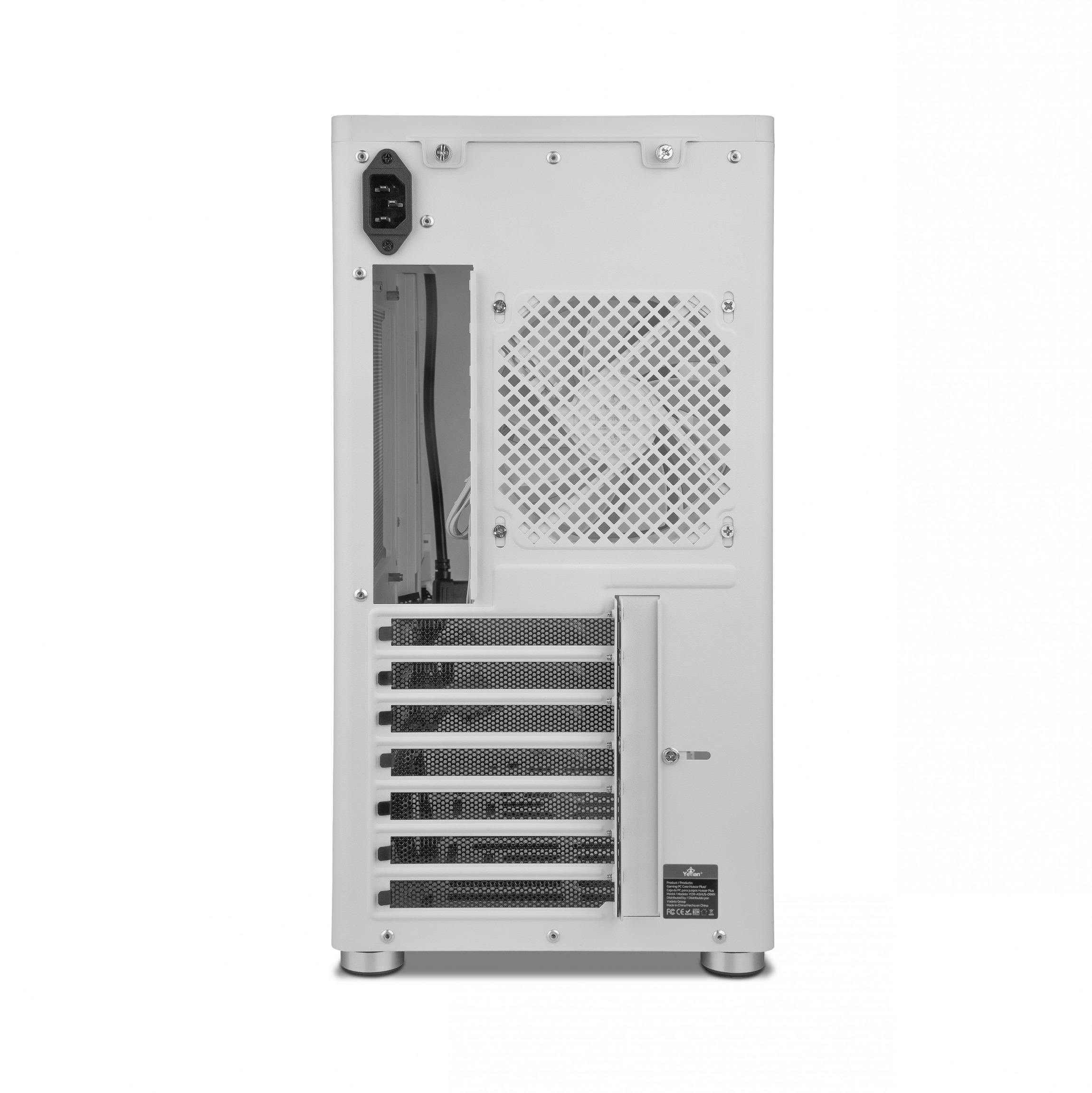 Una caja de ordenador. La parte trasera de la caja blanca es visible con ventilaciones y una toma de corriente.