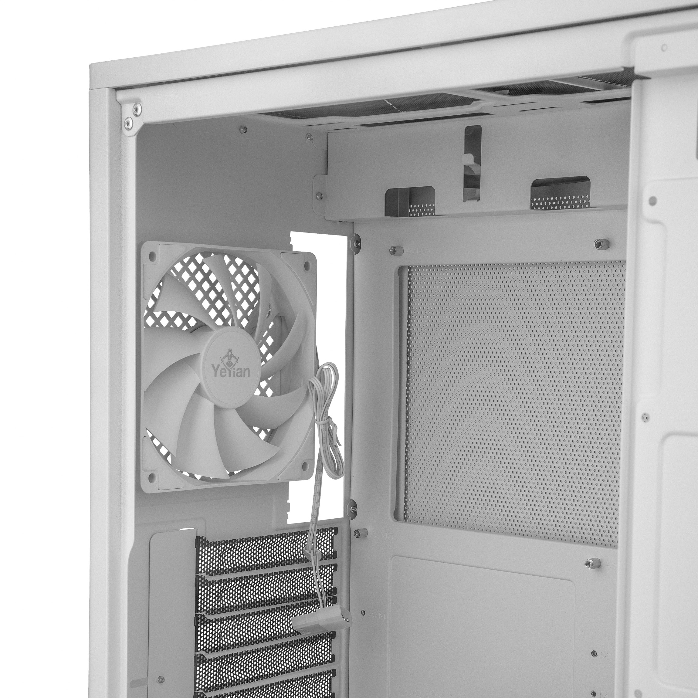 Dentro de una caja de computadora blanca, se ven un ventilador y un panel de malla.