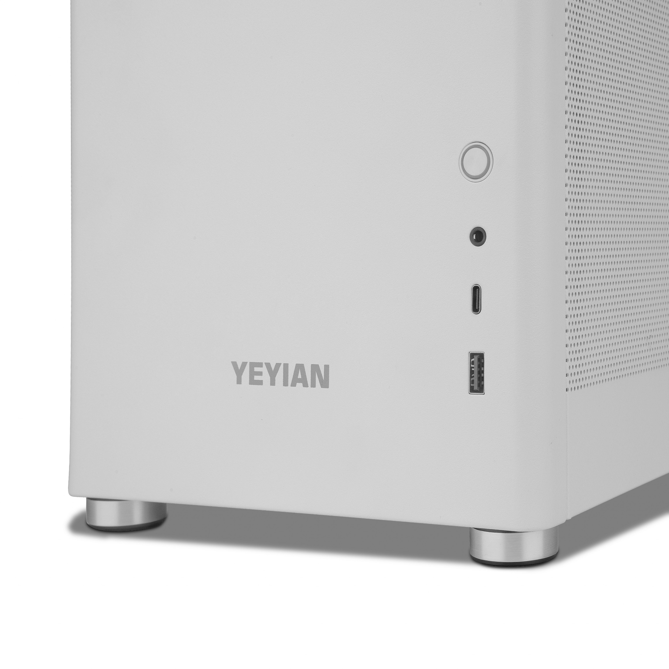 Carcasa de ordenador plateada con el logotipo de YEYIAN, botón de encendido, USB y otros puertos.