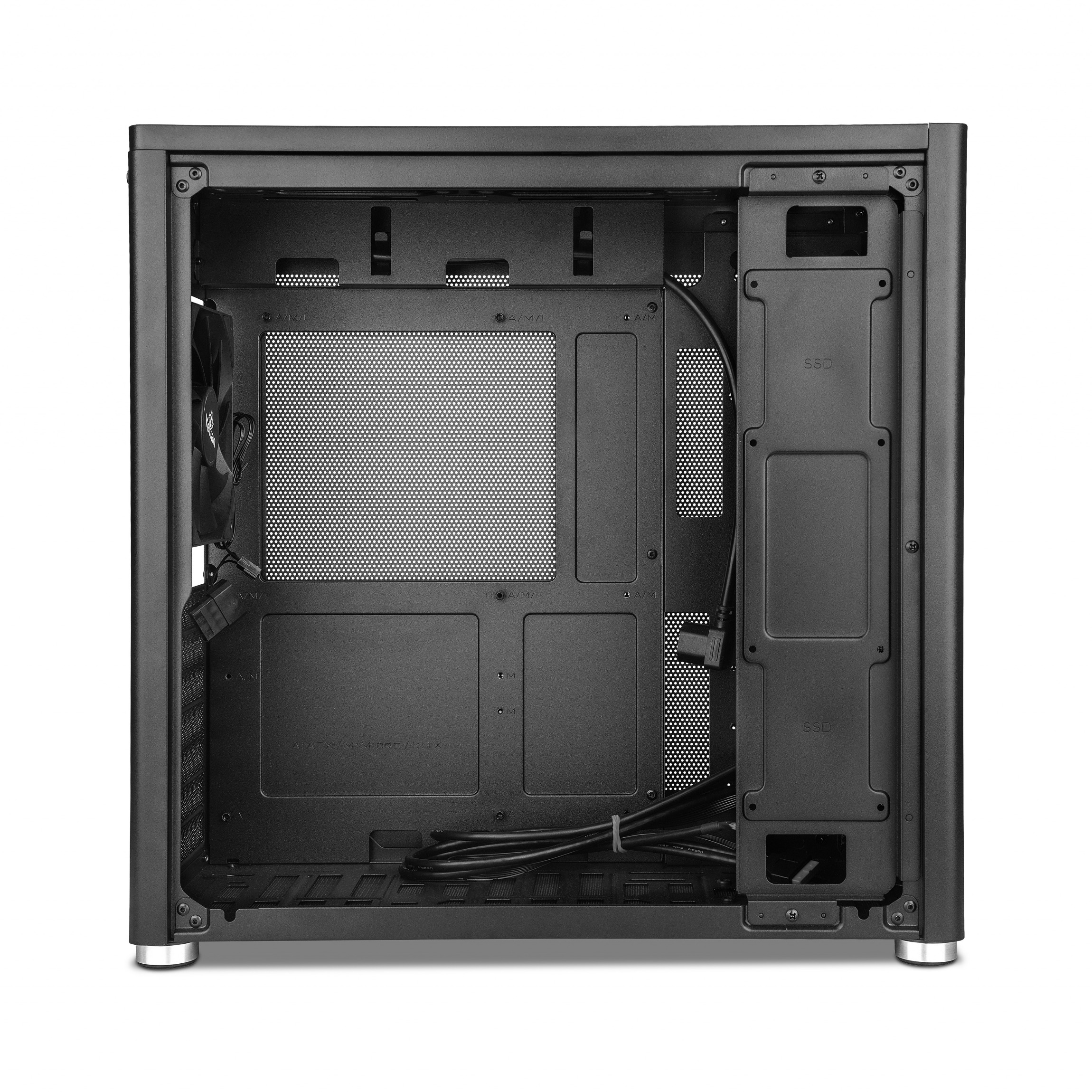Interno di un case per computer nero. Include una ventola, gestione dei cavi e punti di montaggio.