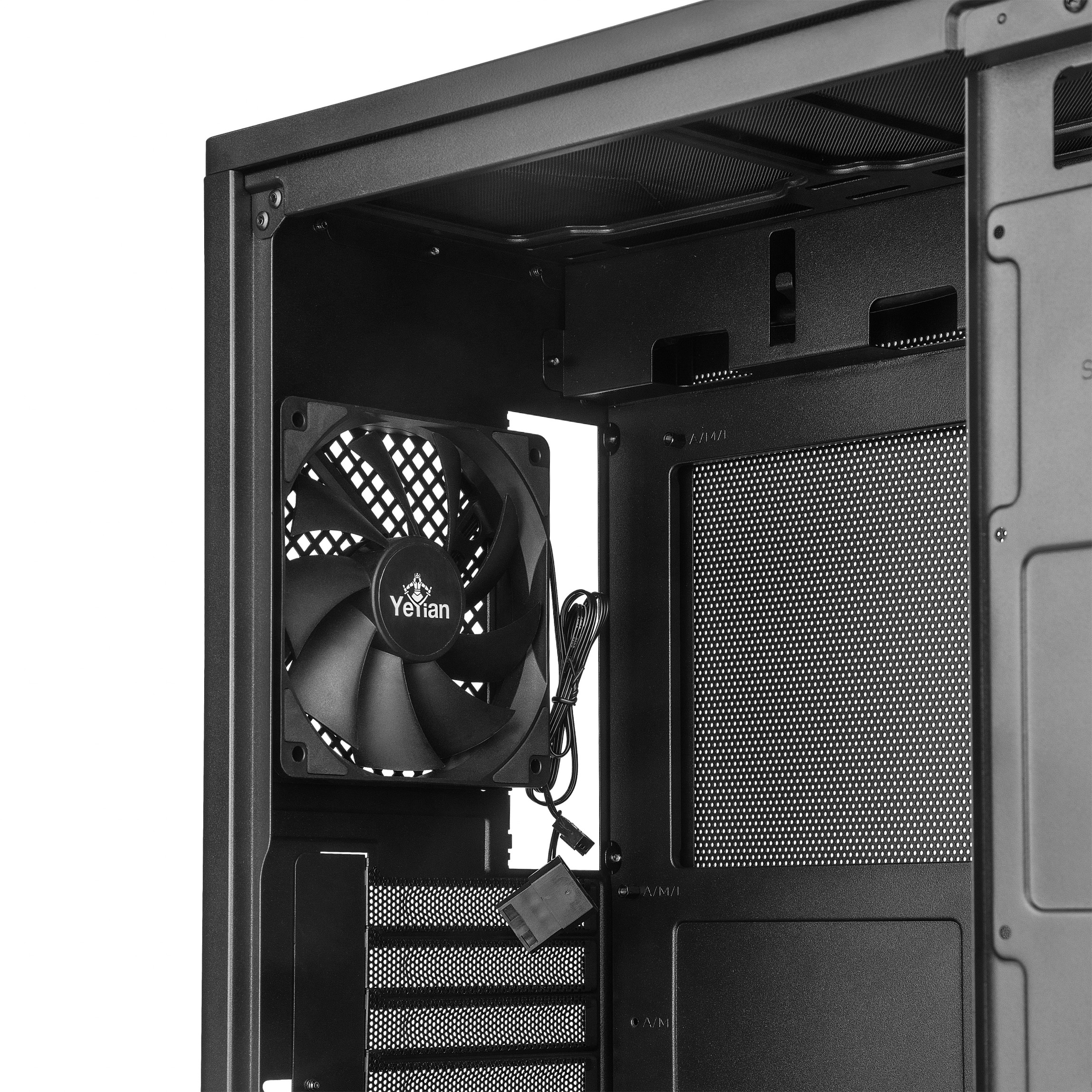 L'interno di un case per computer con una ventola nera e un pannello laterale a rete.