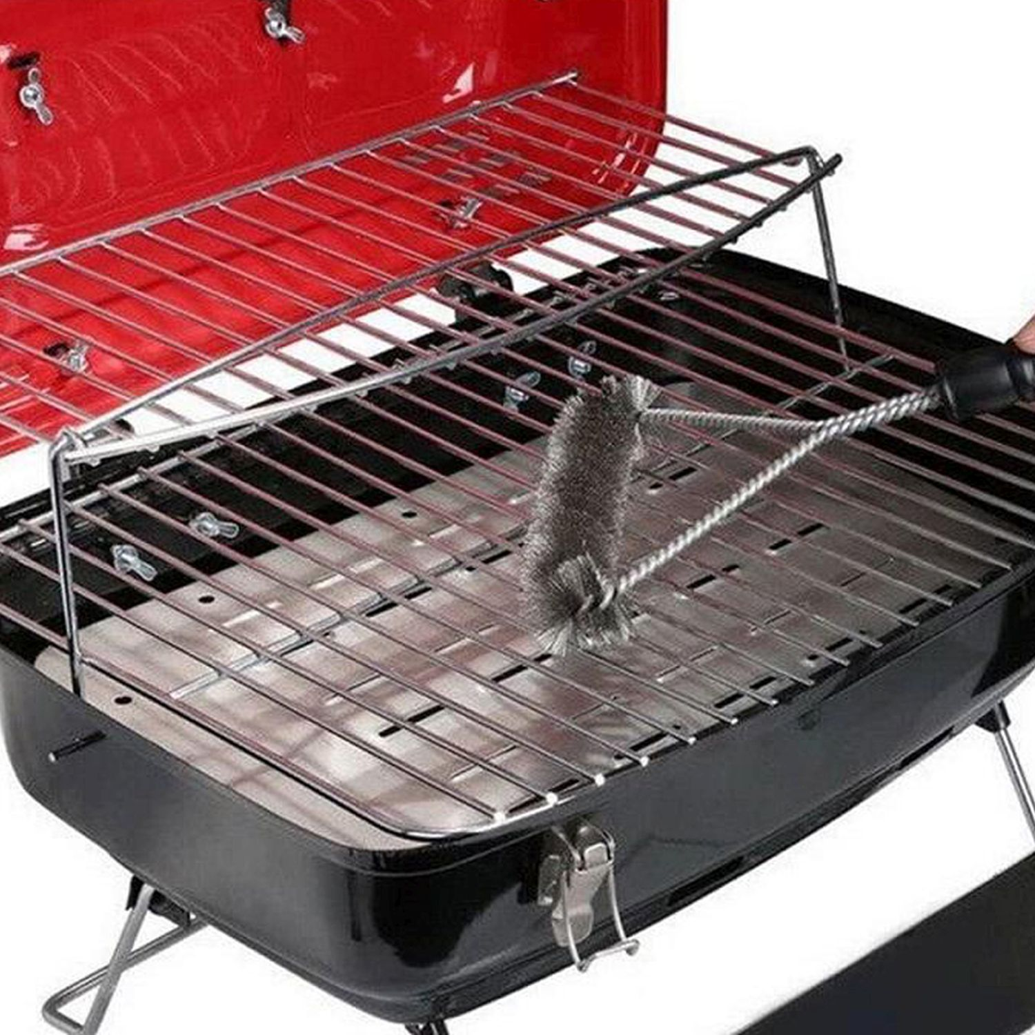 Roter und schwarzer Grill mit Reinigungsbürste, Grill wird gereinigt. Der Grill ist geöffnet.