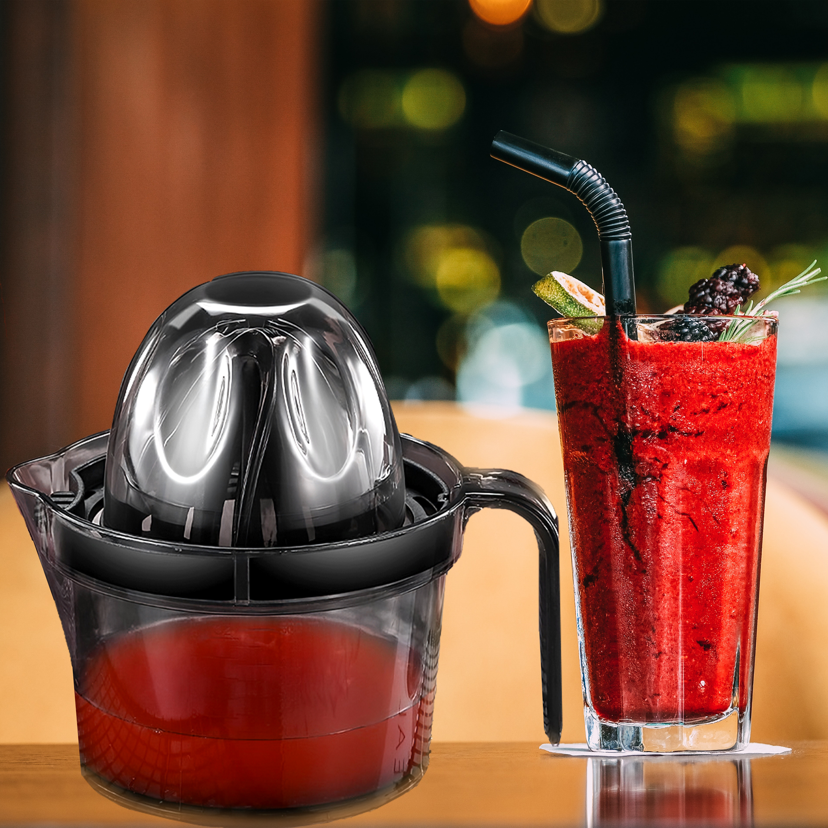 Saftbereiter mit einem Getränk. Das Getränk ist rot. Ein Strohhalm ist im Glas.