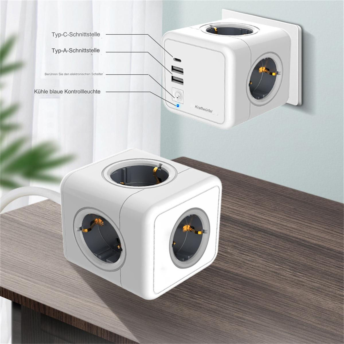 Weißer Power Cube mit Steckdosen und USB-Anschlüssen, auf Holzoberfläche.