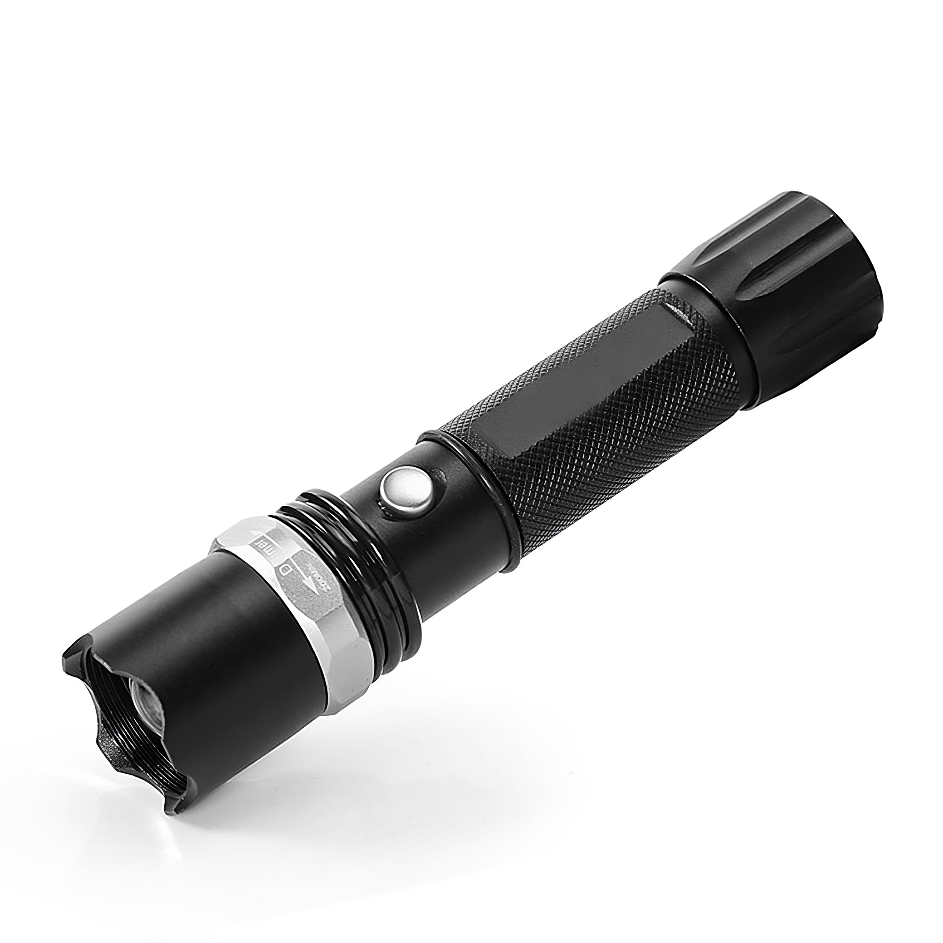 Schwarze Taschenlampe auf weißem Hintergrund. Sie hat einen Silberring und einen Knopf.
