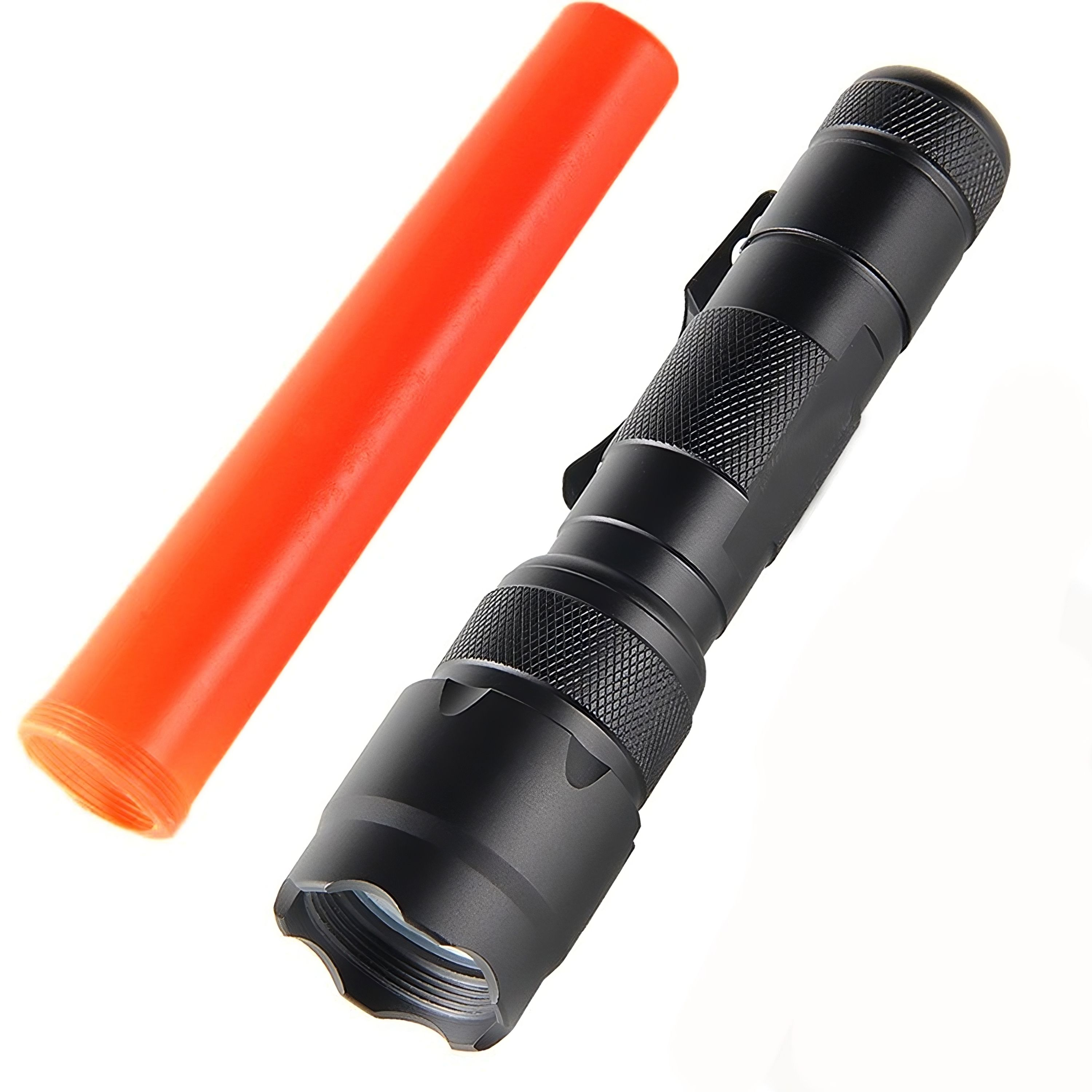Eine schwarze Taschenlampe mit einer orangefarbenen Röhre auf weißem Hintergrund, nach rechts abgewinkelt.