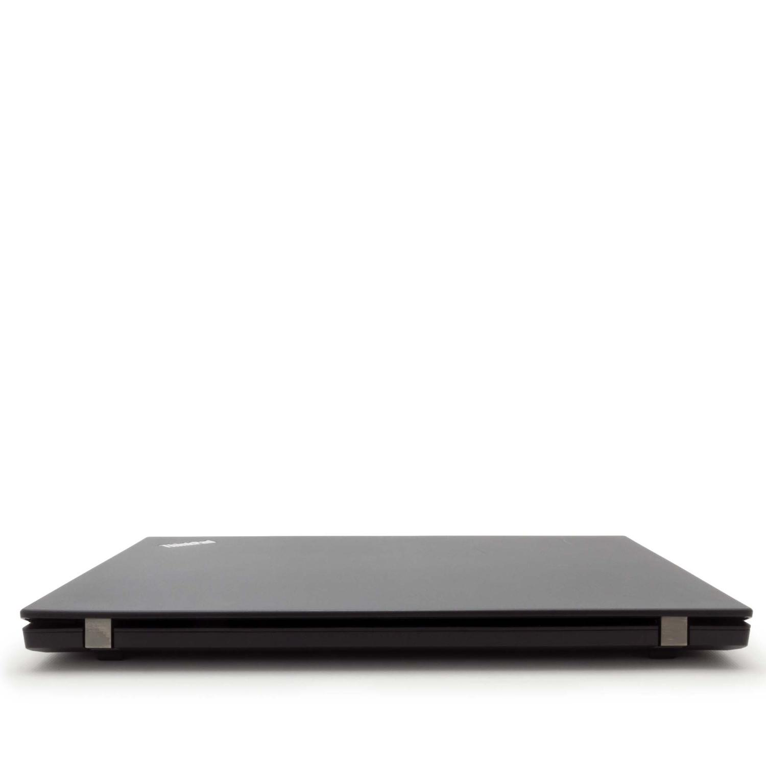 Ein schwarzer Laptop geschlossen auf weißem Hintergrund.